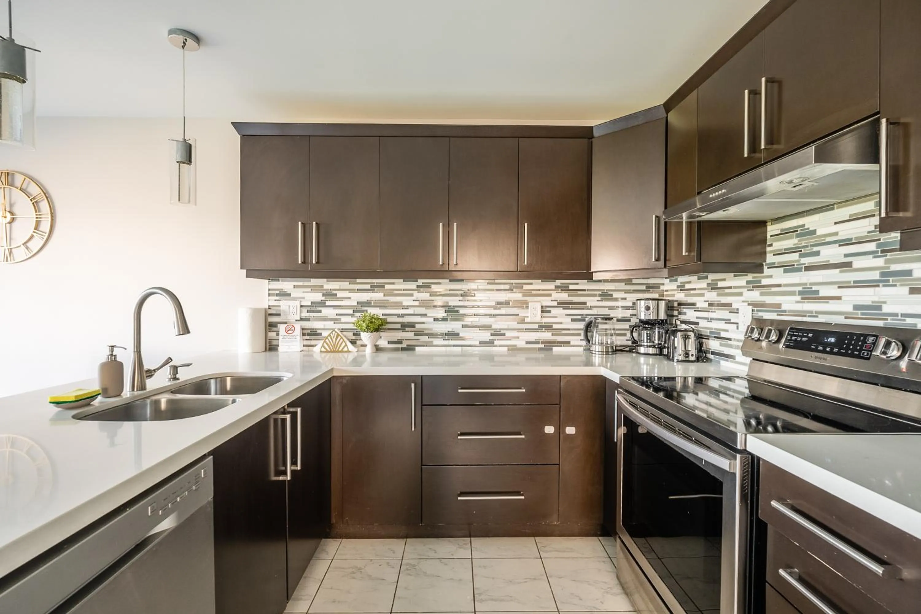 Kitchen or kitchenette in GLOBALSTAY Modern 3 Bedroom House in Brampton