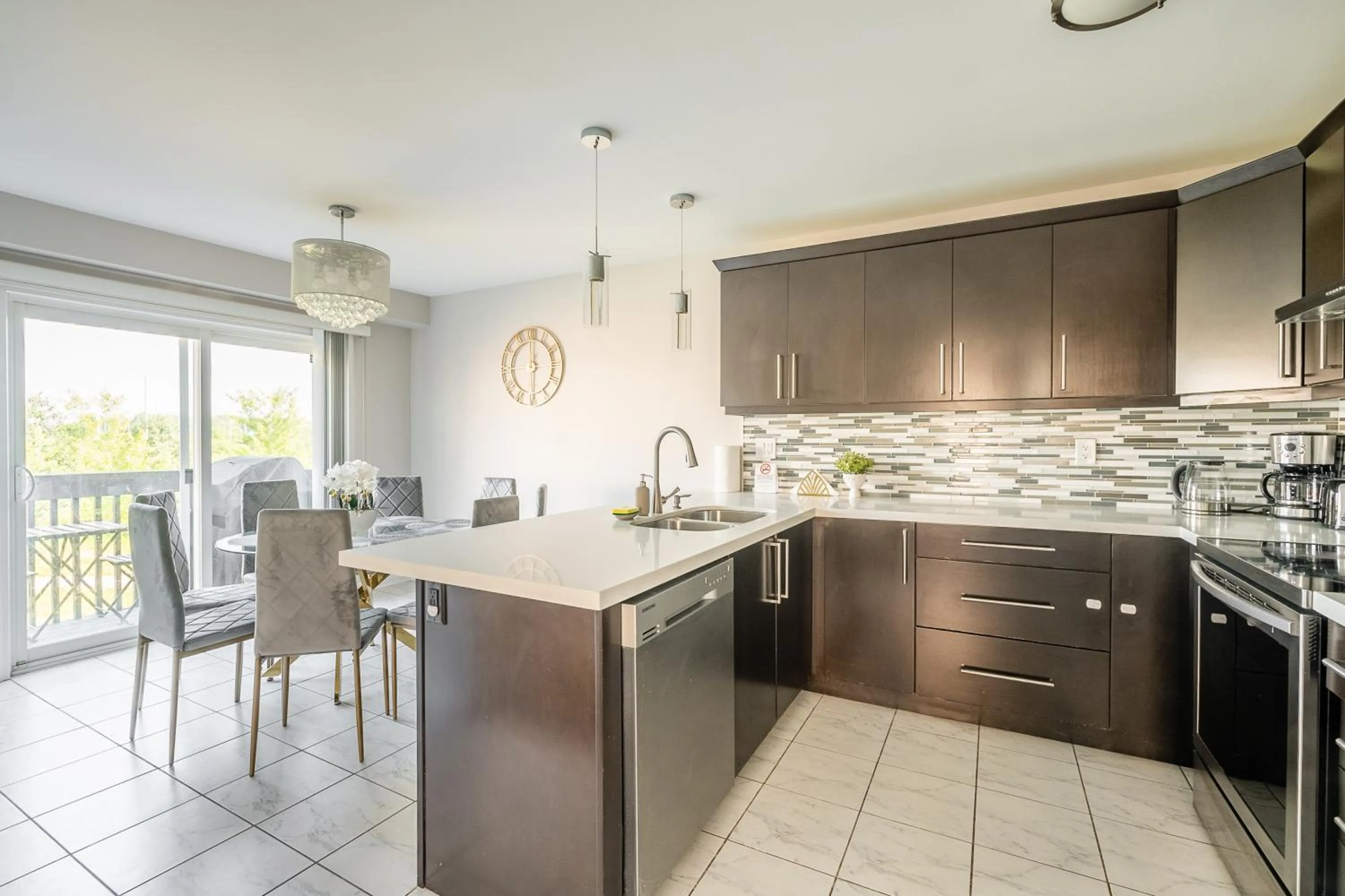 Kitchen or kitchenette in GLOBALSTAY Modern 3 Bedroom House in Brampton