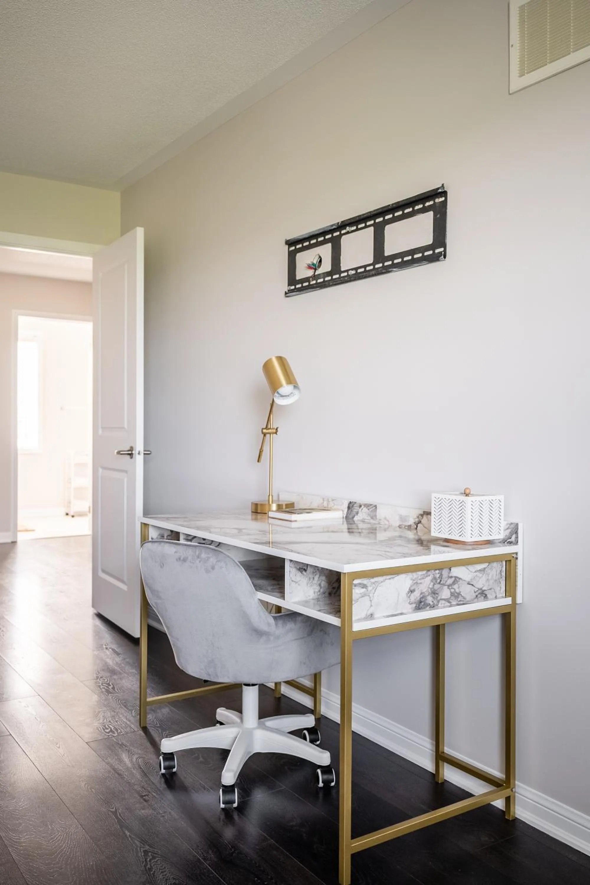 hair dresser in GLOBALSTAY Modern 3 Bedroom House in Brampton