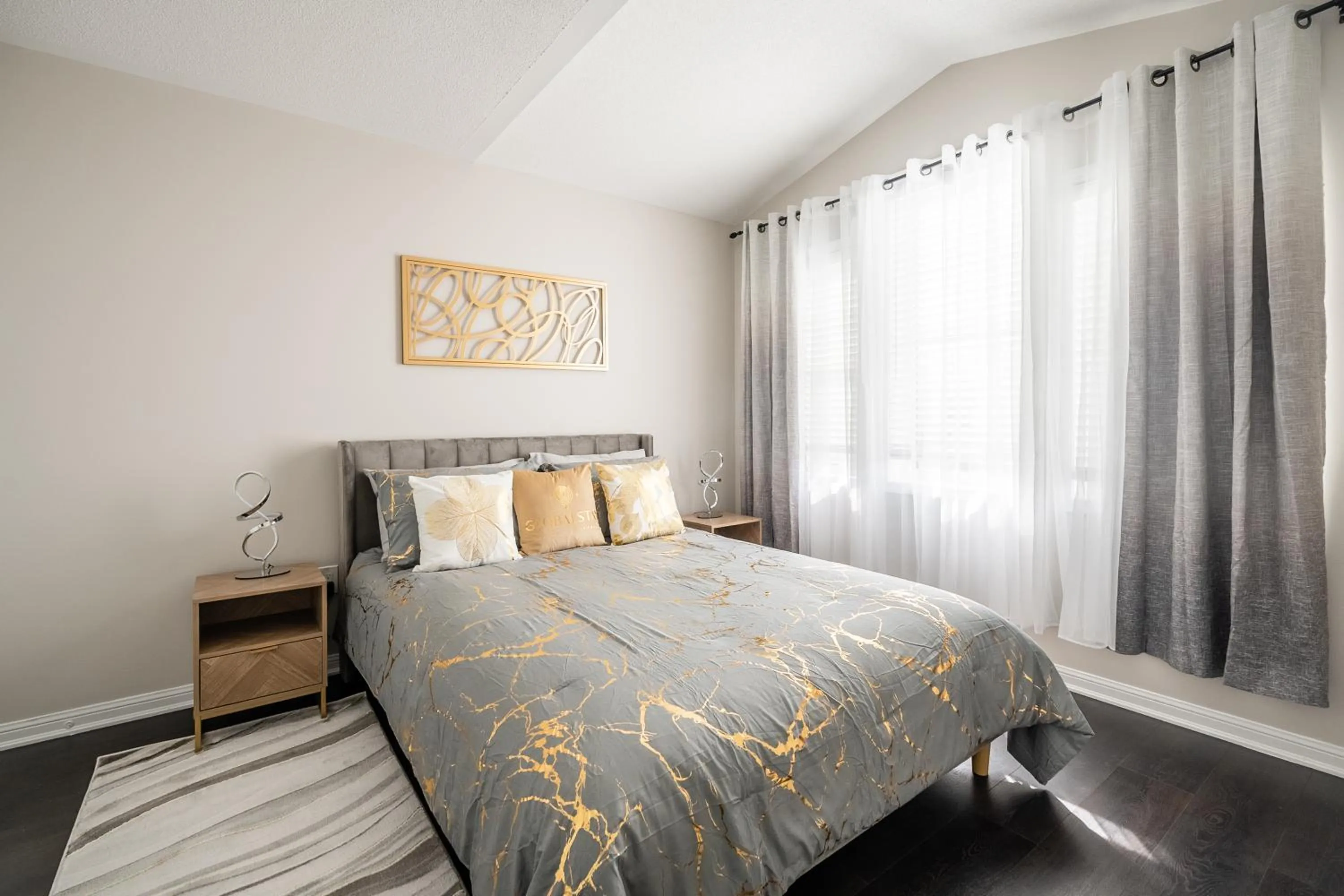 Bed in GLOBALSTAY Modern 3 Bedroom House in Brampton