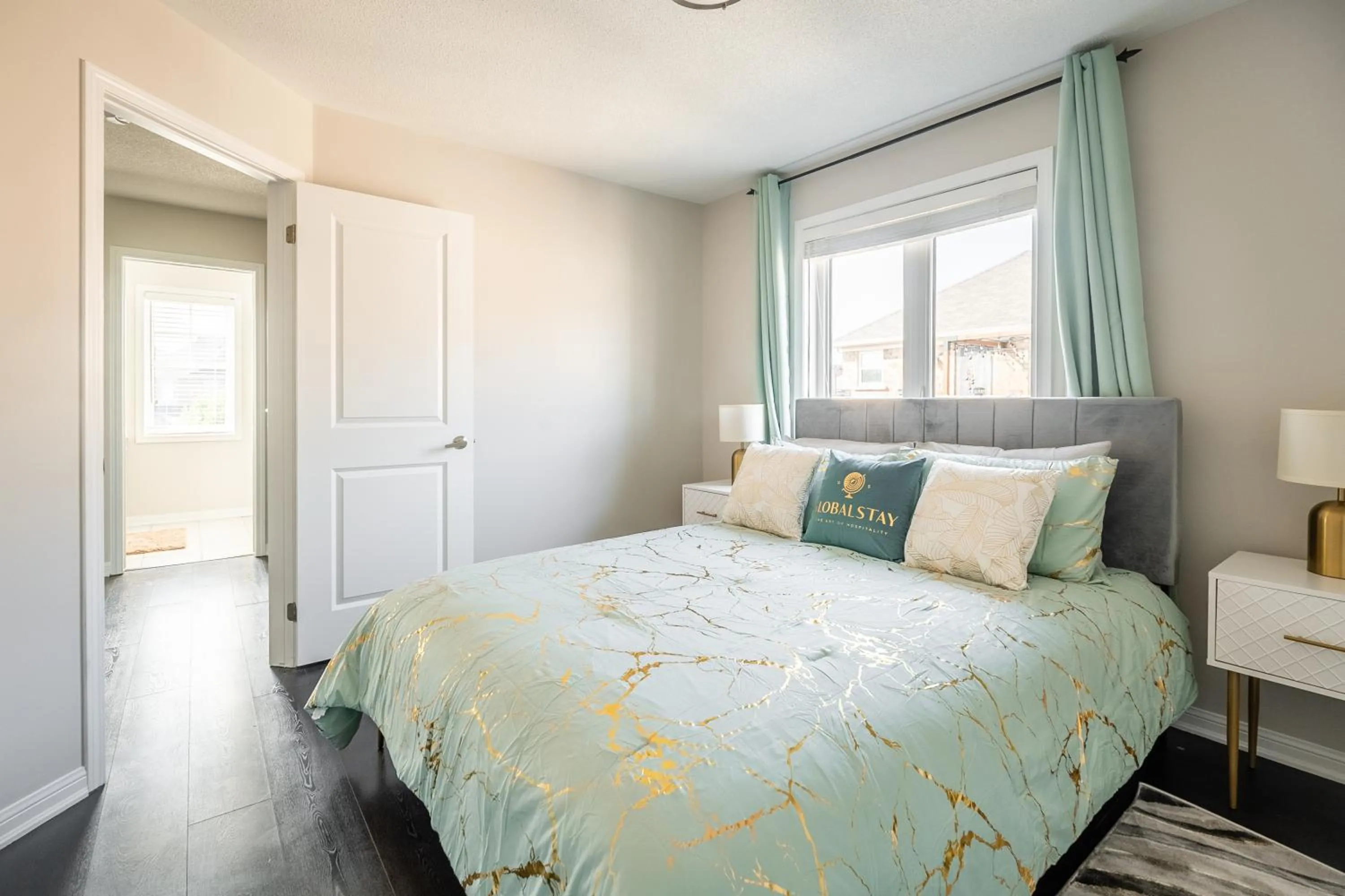 Bed in GLOBALSTAY Modern 3 Bedroom House in Brampton