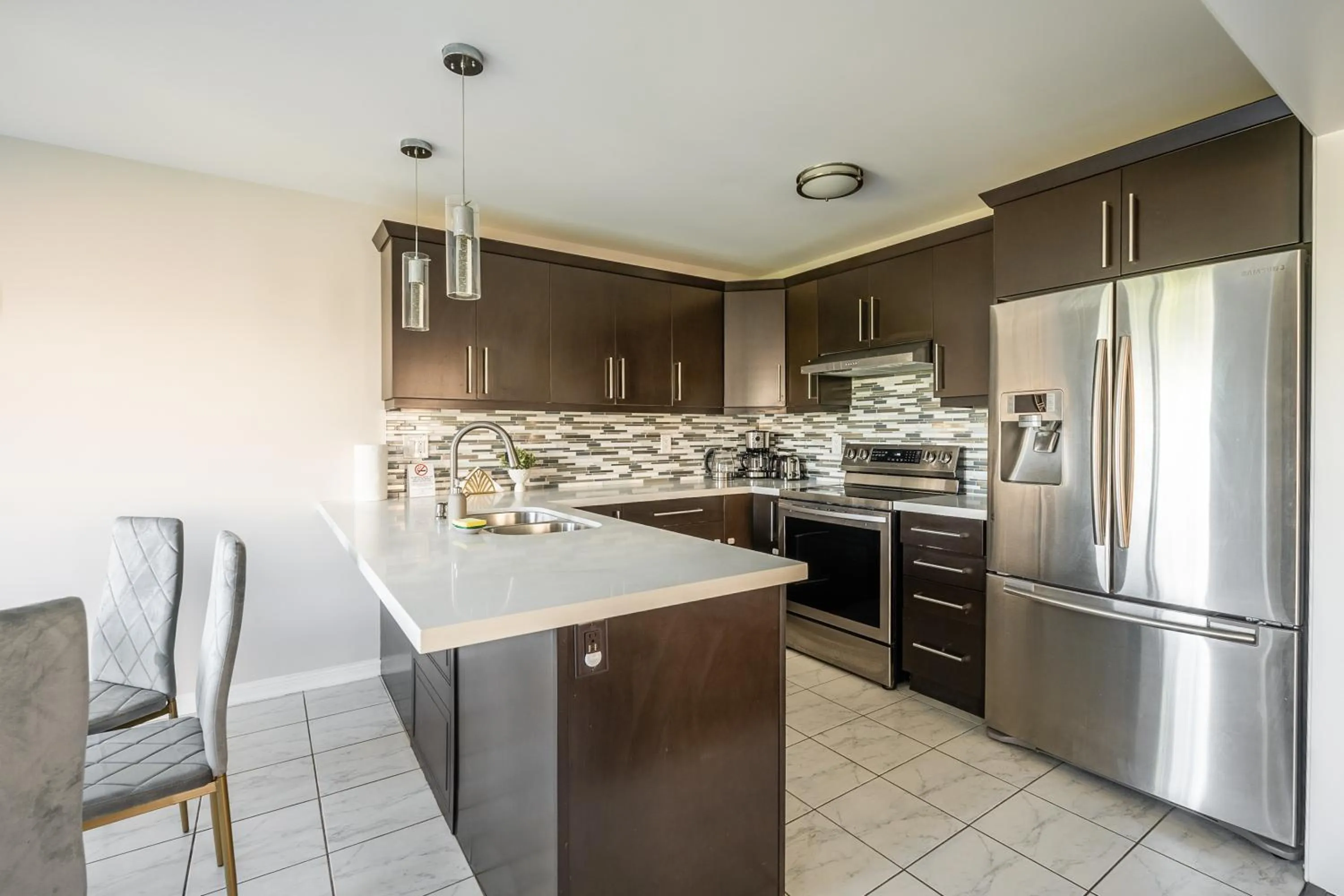 Kitchen or kitchenette in GLOBALSTAY Modern 3 Bedroom House in Brampton