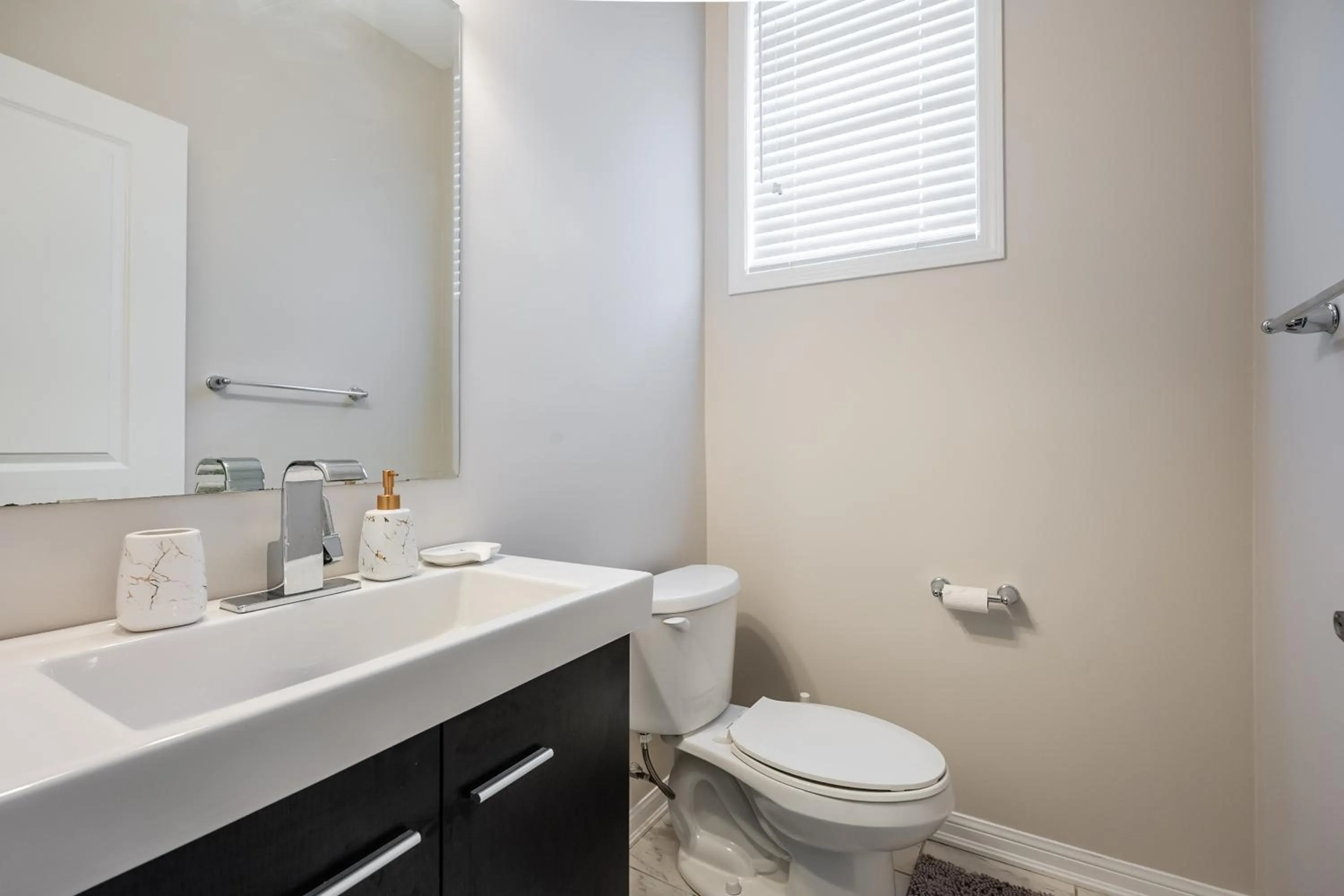 Toilet in GLOBALSTAY Modern 3 Bedroom House in Brampton
