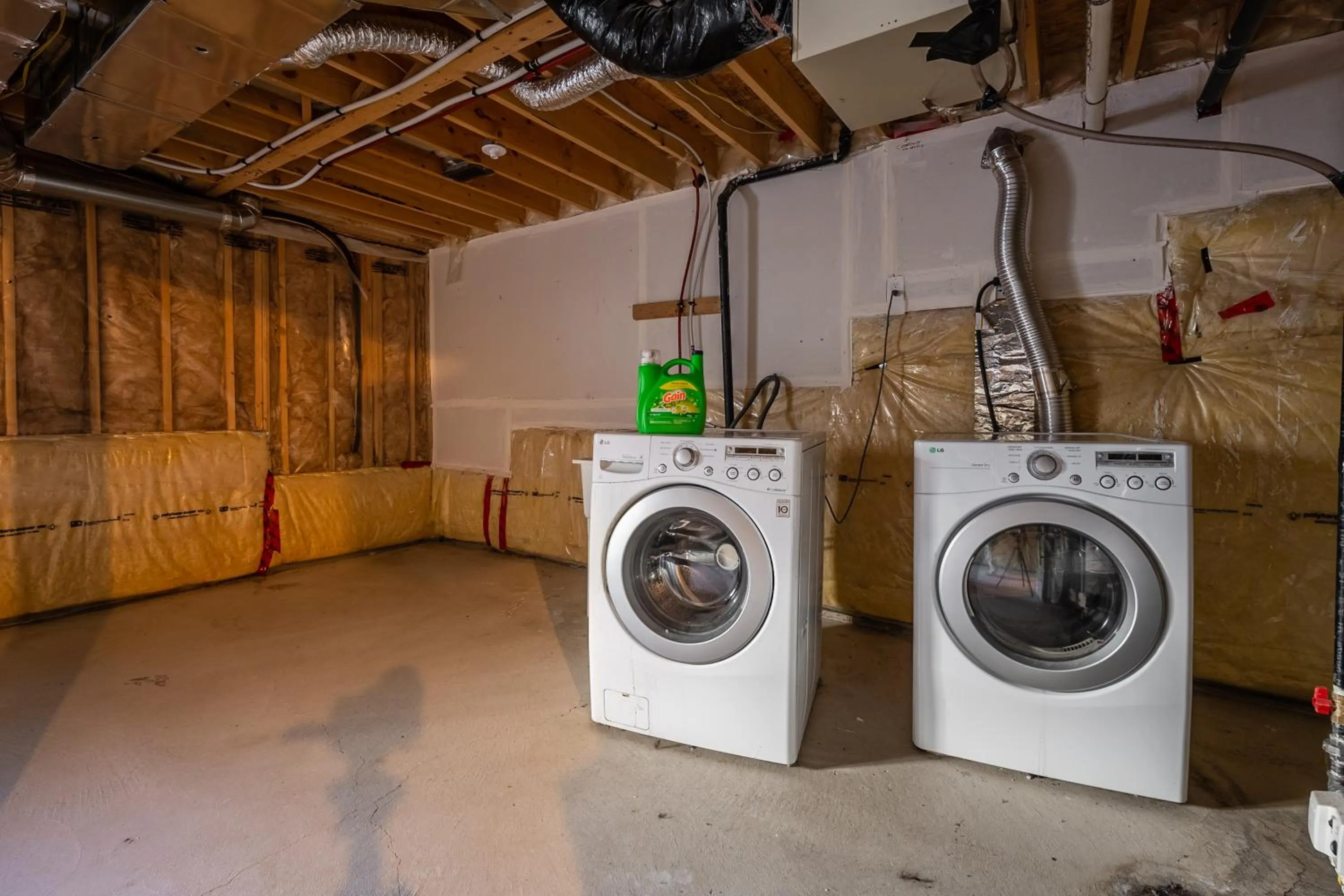 washing machine in GLOBALSTAY Modern 3 Bedroom House in Brampton