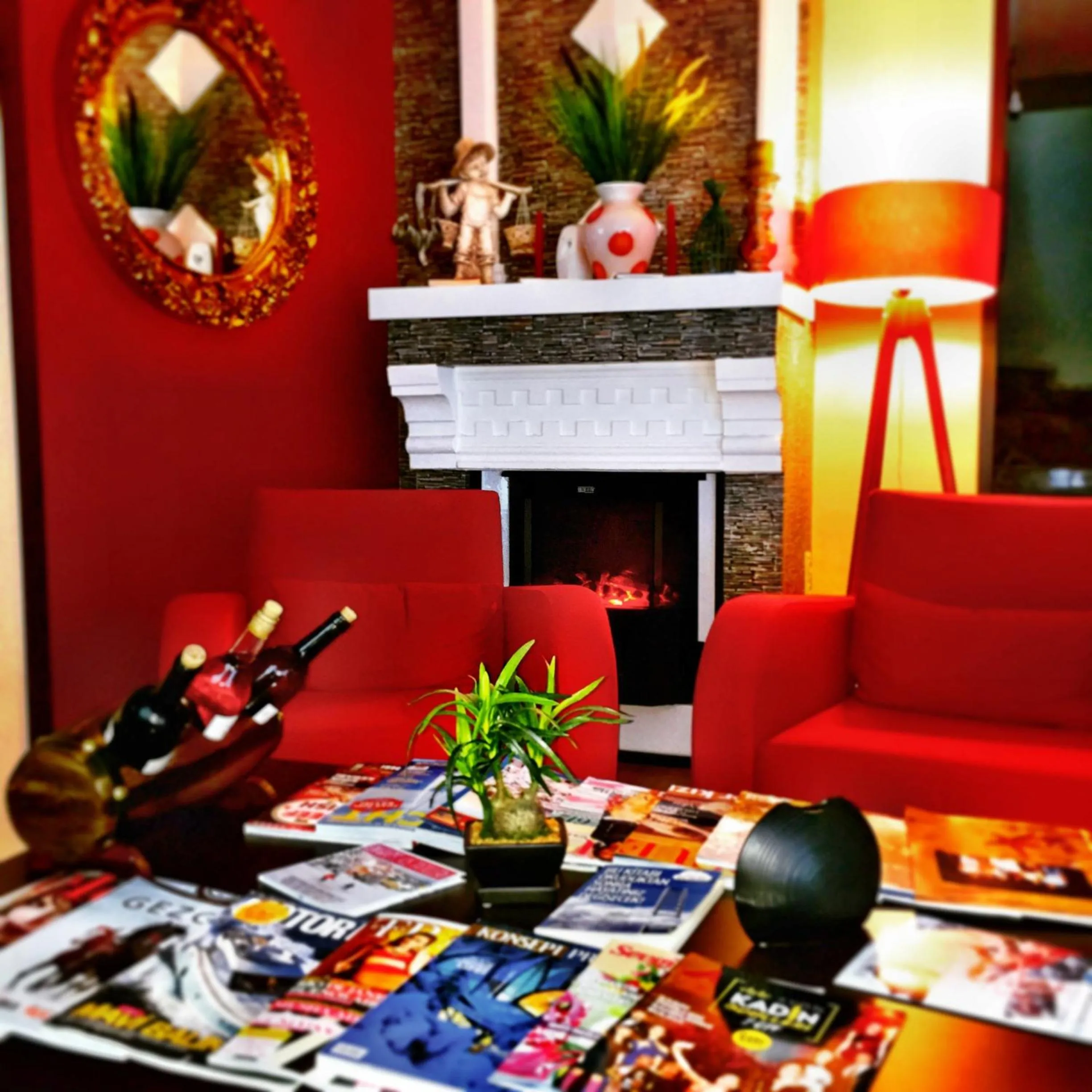 Communal lounge/ TV room in Bossuite Hotel Maltepe