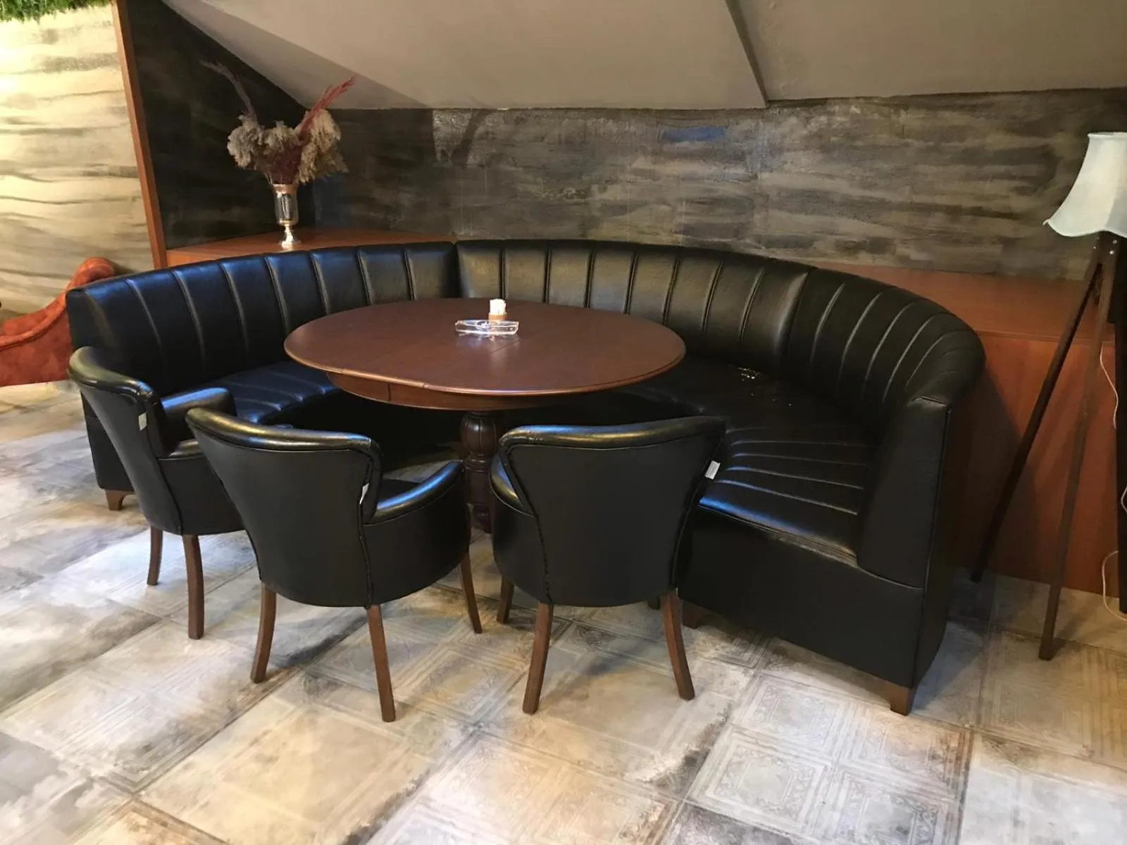 Communal lounge/ TV room in Bossuite Hotel Maltepe