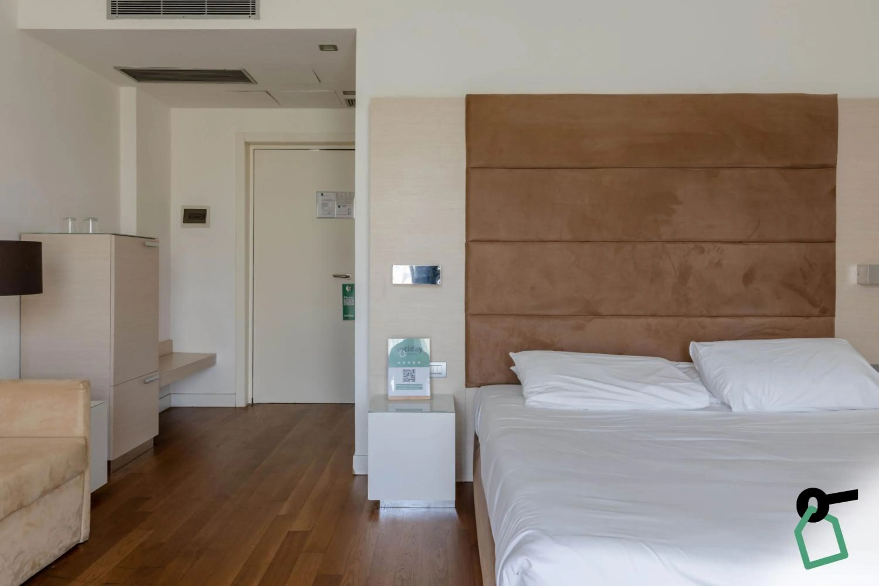 Bedroom, Bed in HOTIDAY Room Collection - Pisa