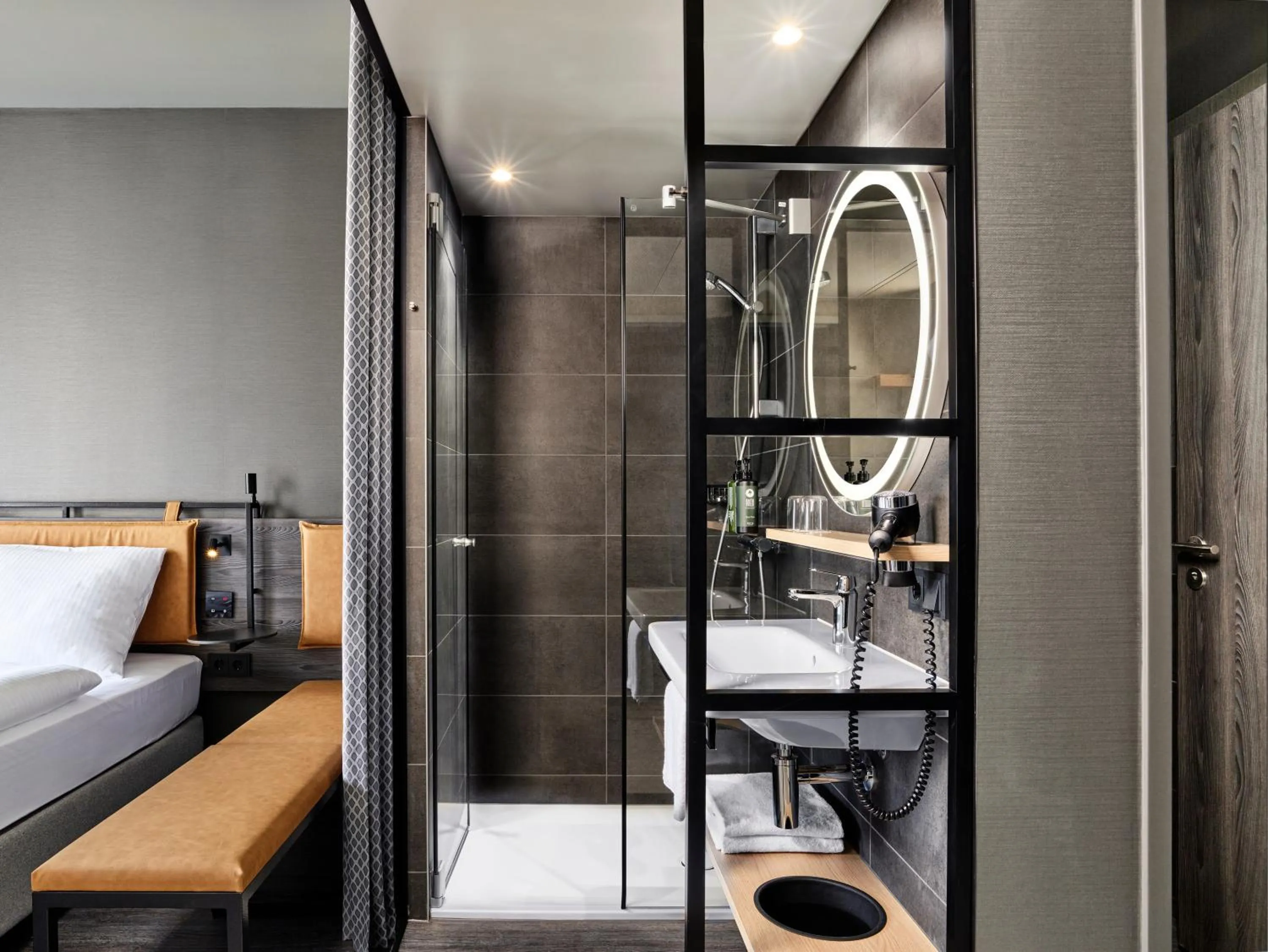 Shower, Bed in H2 Hotel Saarbrücken