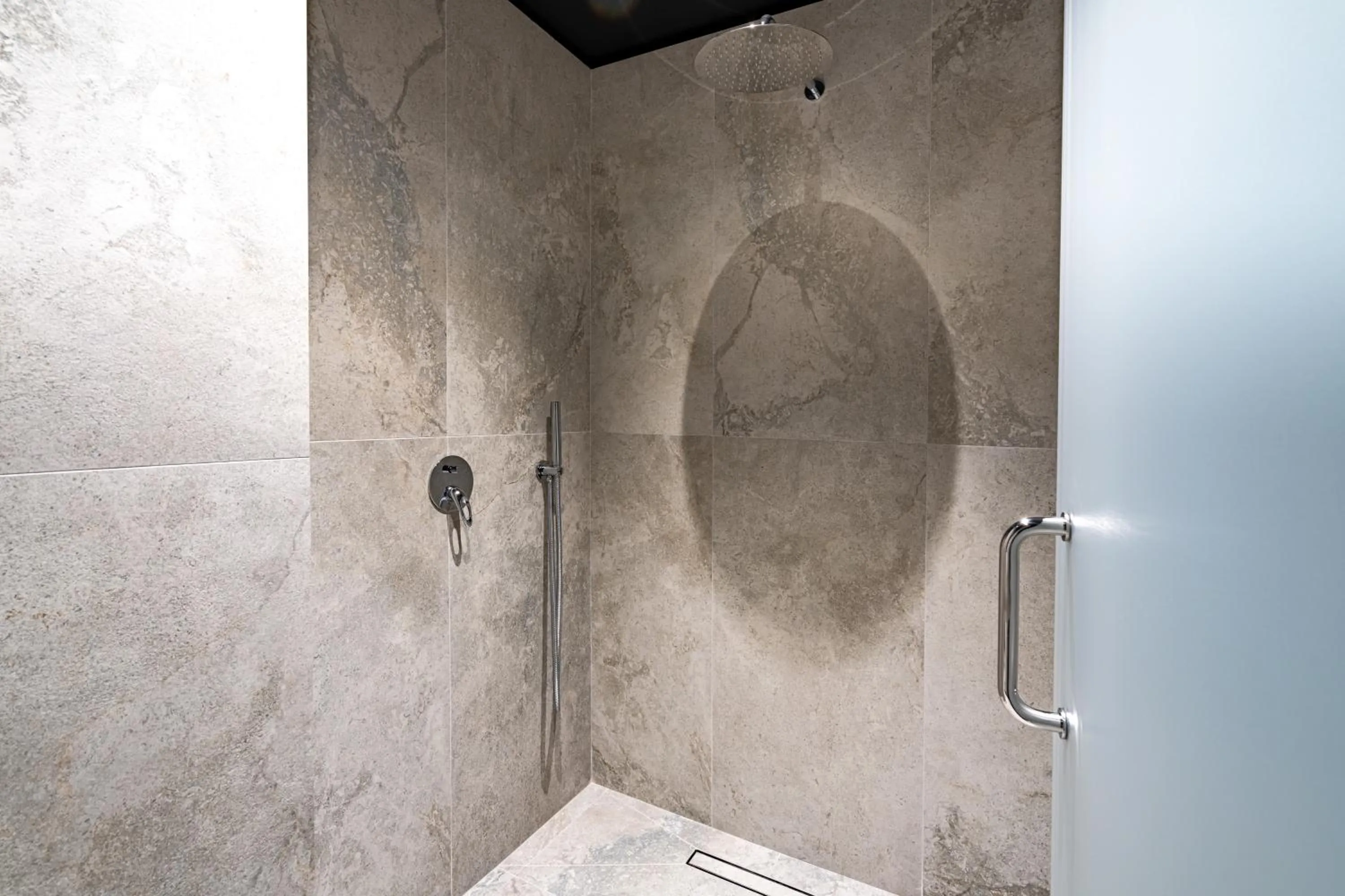 Shower in NOVOS ApartHotel