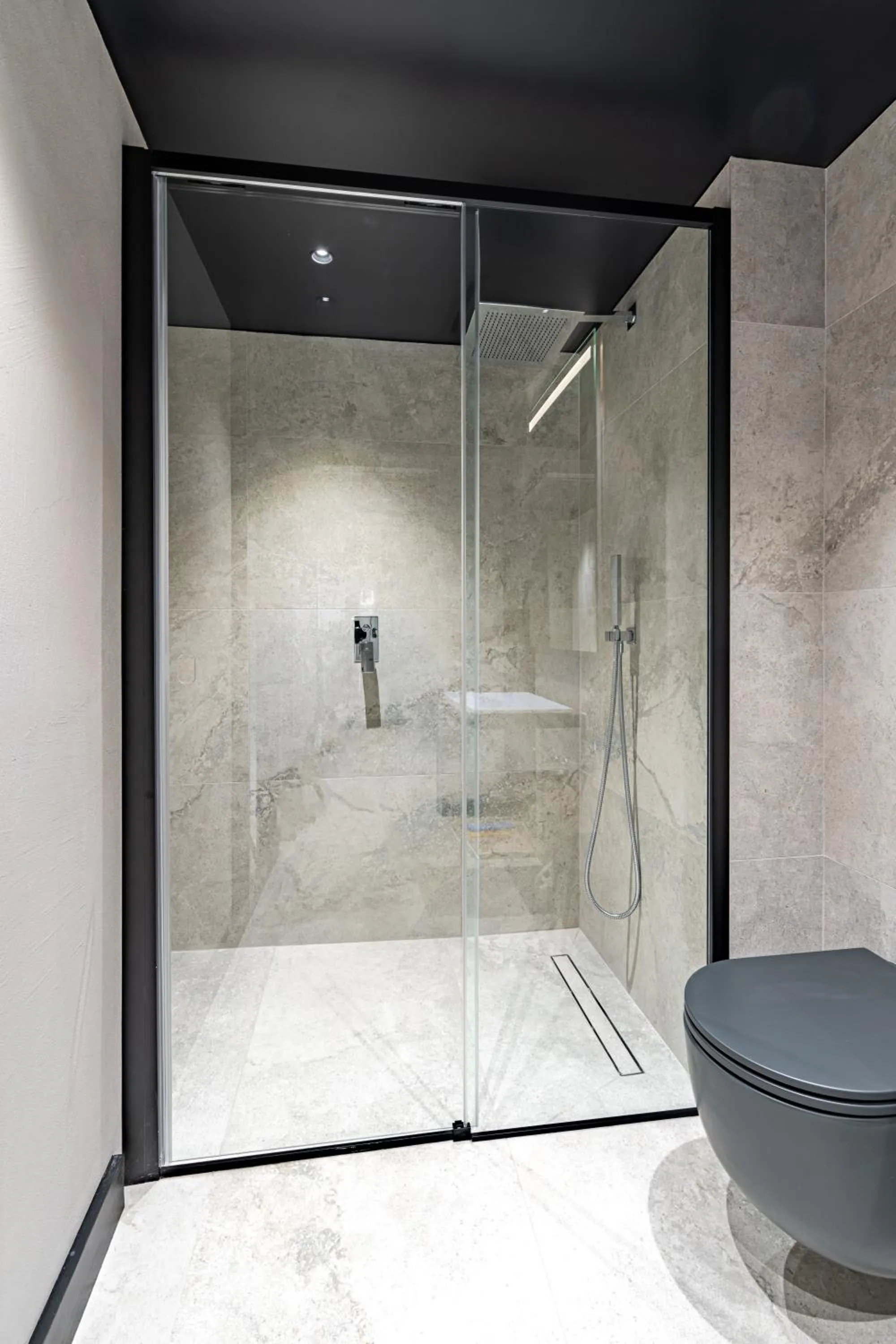 Shower in NOVOS ApartHotel