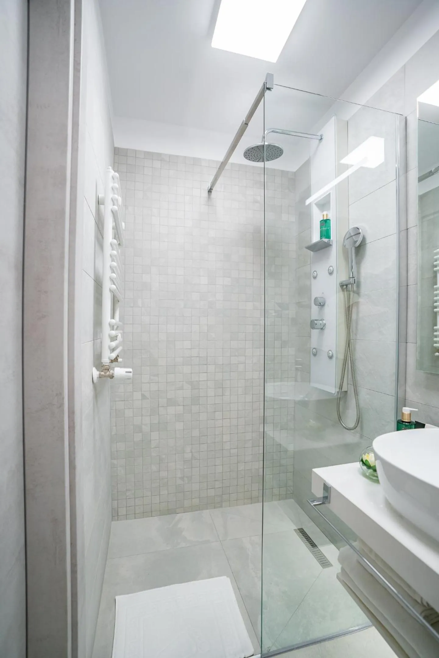 Shower in NOVOS ApartHotel