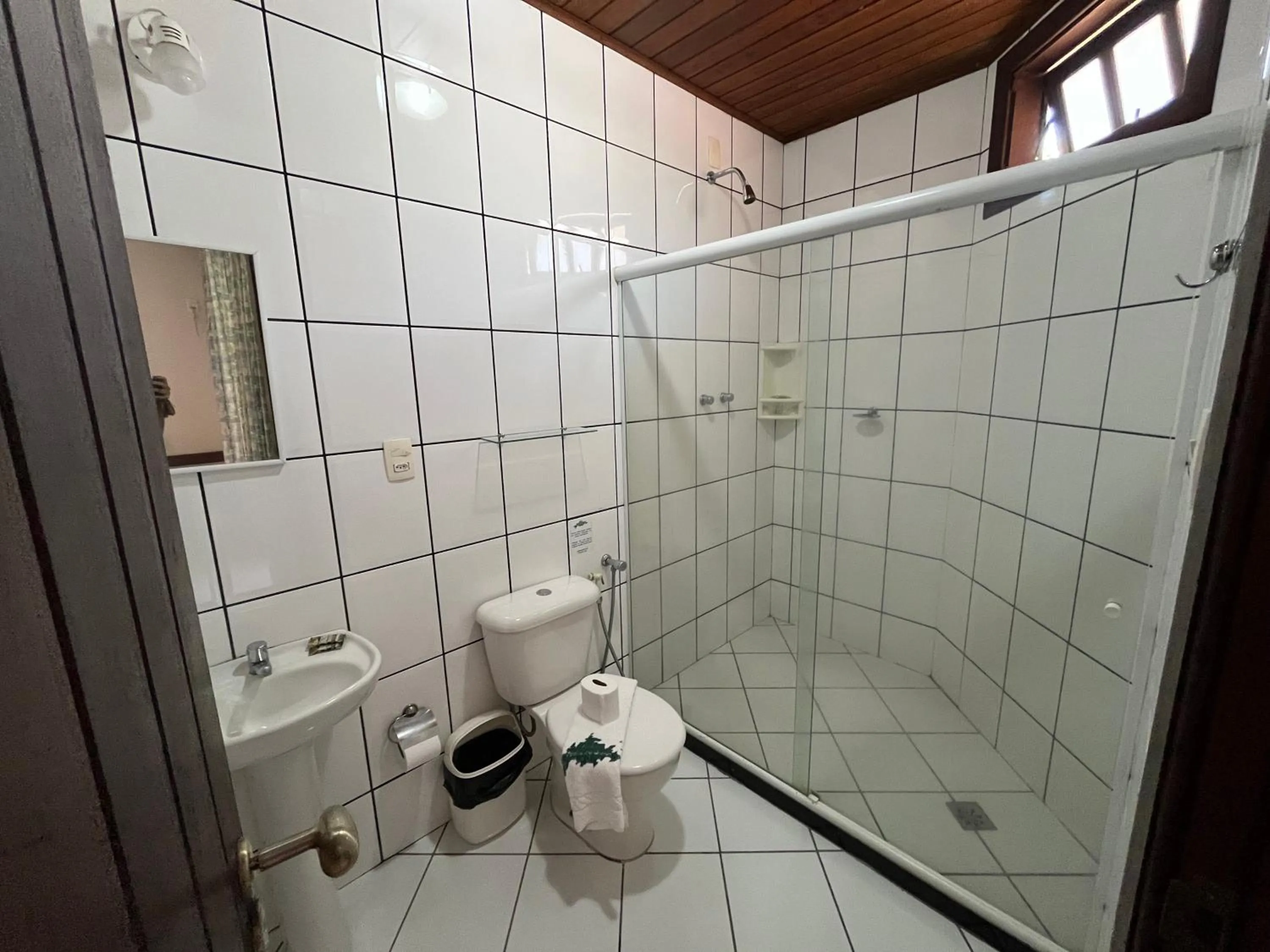 Toilet in Pousada Paraíso Ilha Grande