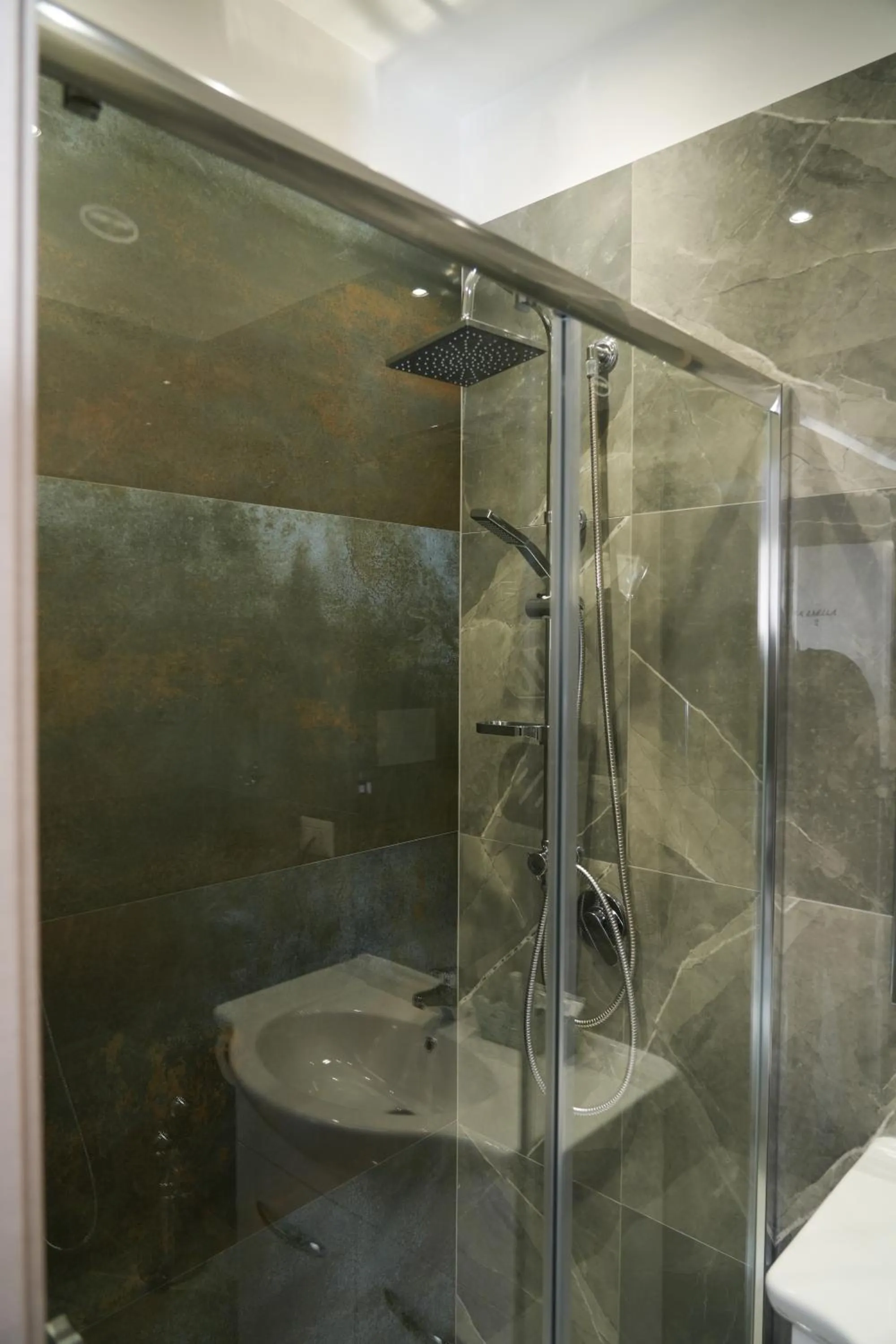 Shower in Napolitano Rooms - Central Station