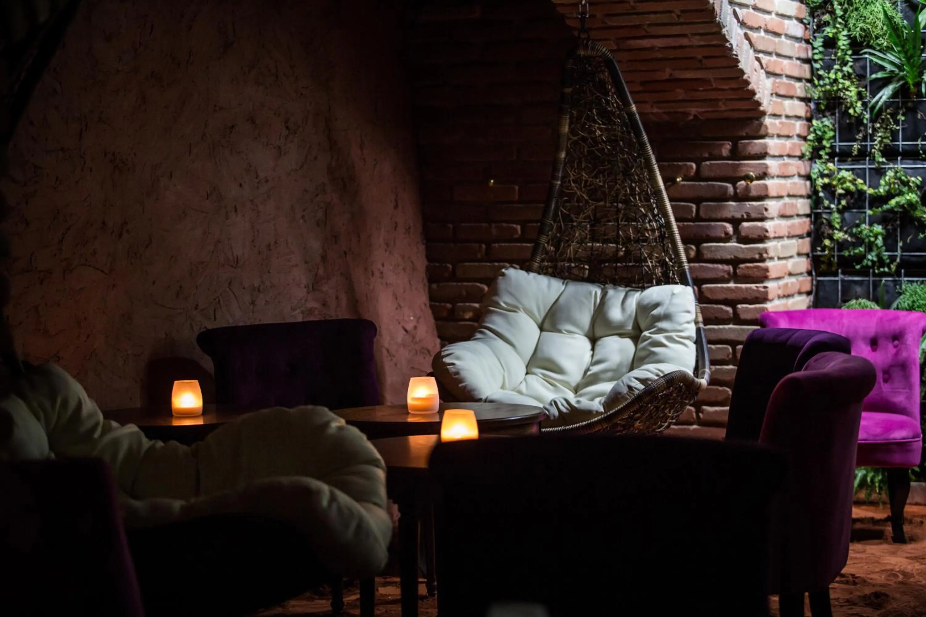 Restaurant/places to eat in HÔTEL C SUITES chambres spacieuses