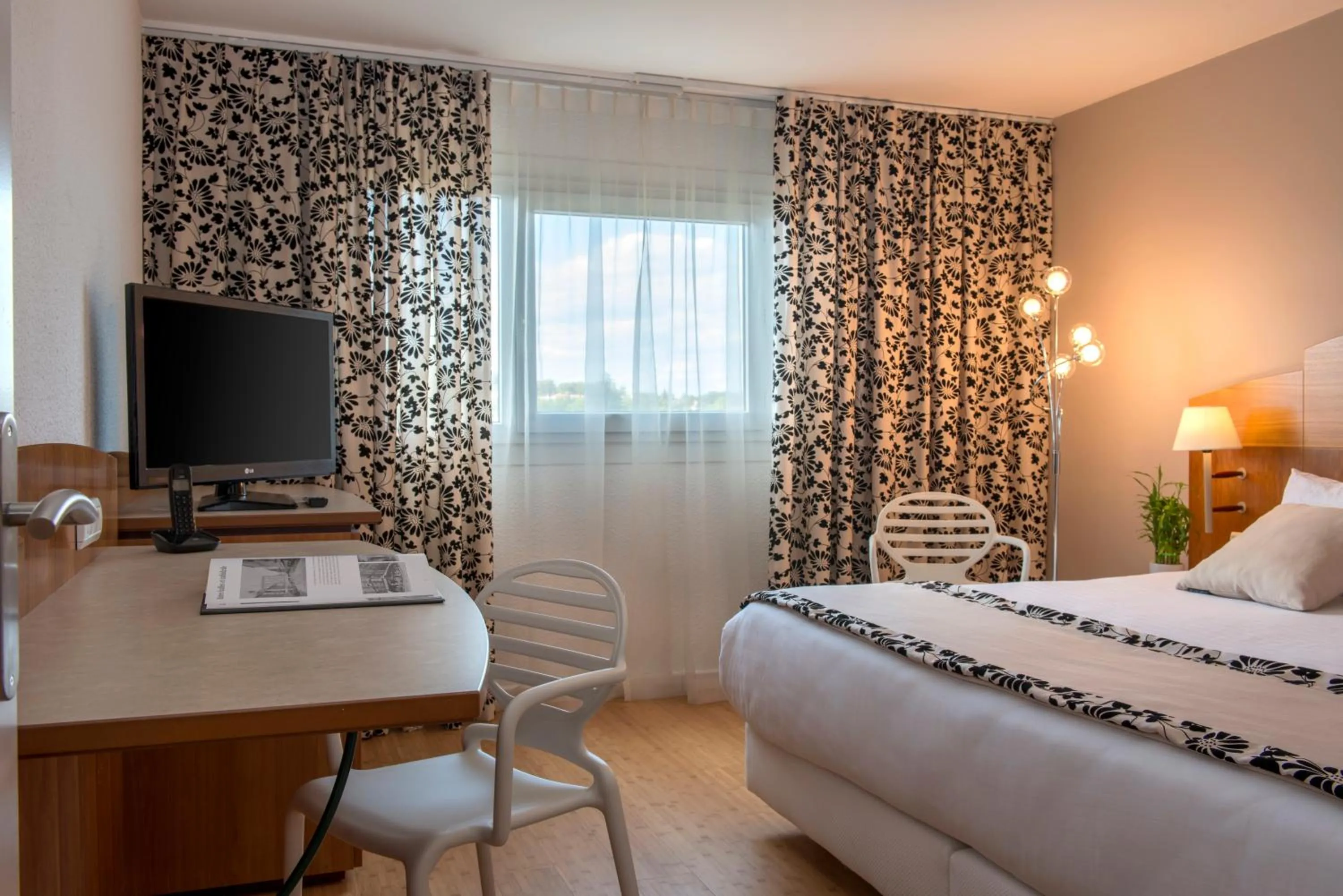 Bedroom, Bed in HÔTEL C SUITES chambres spacieuses