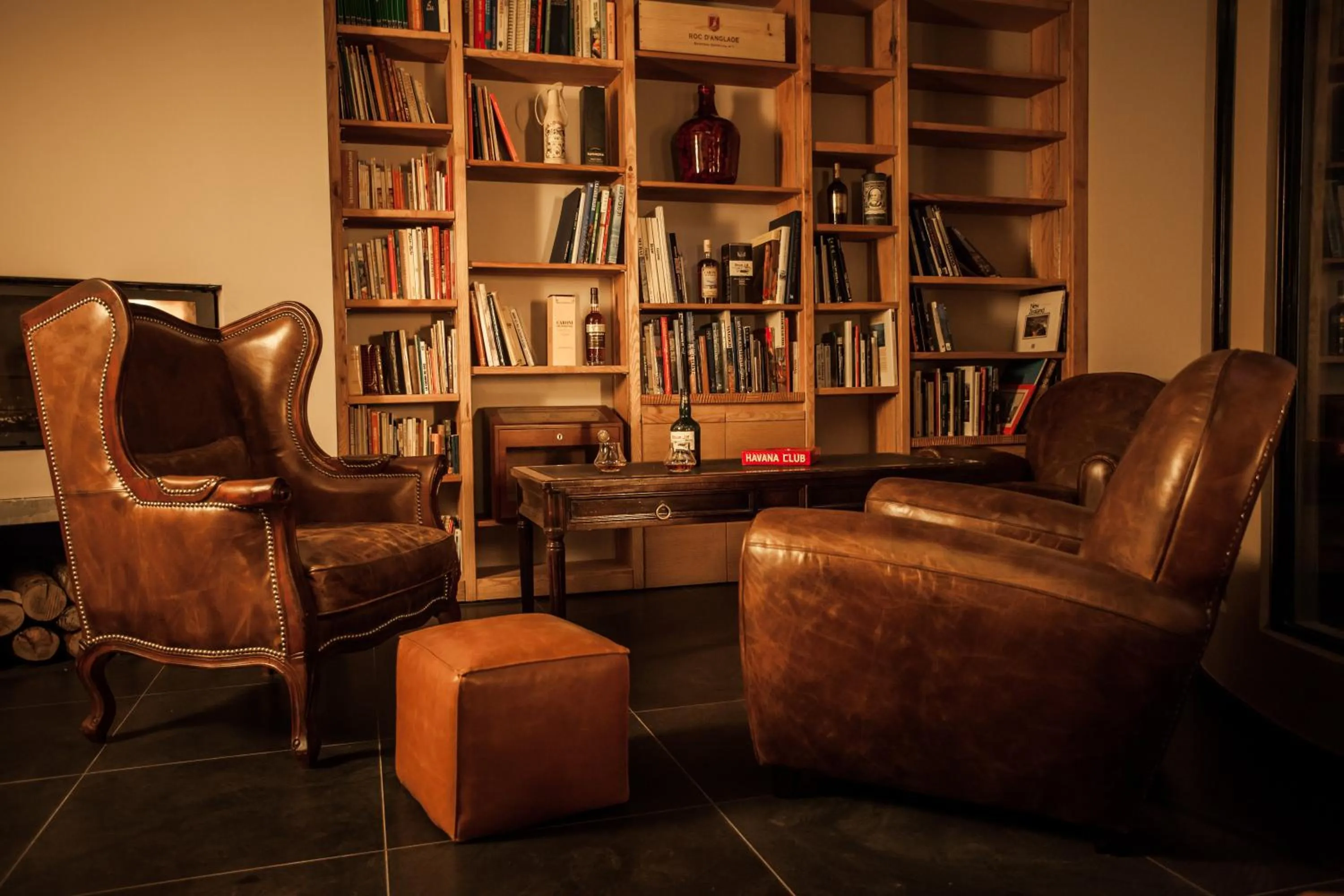 Restaurant/places to eat in HÔTEL C SUITES chambres spacieuses