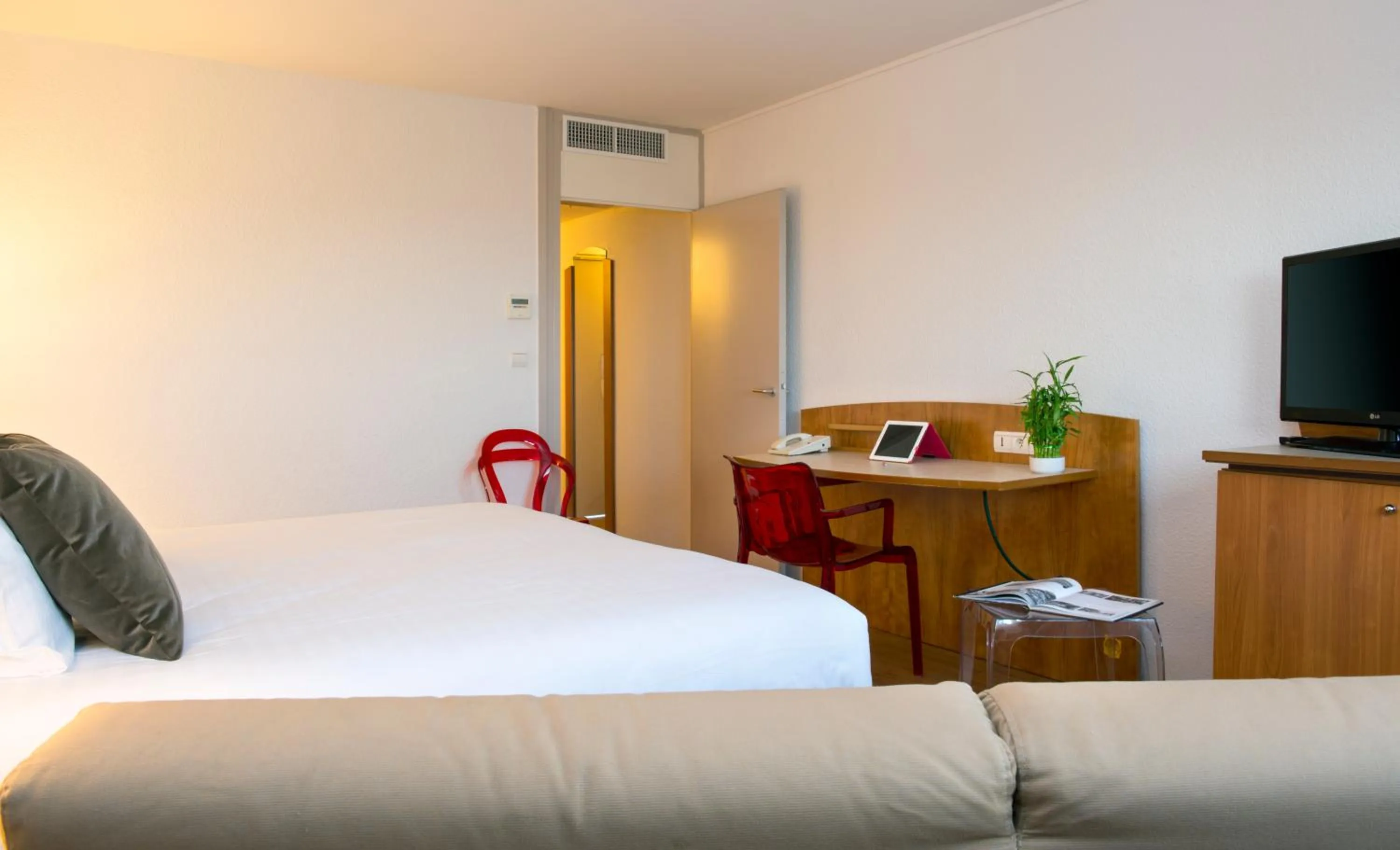 Bedroom, Bed in HÔTEL C SUITES chambres spacieuses