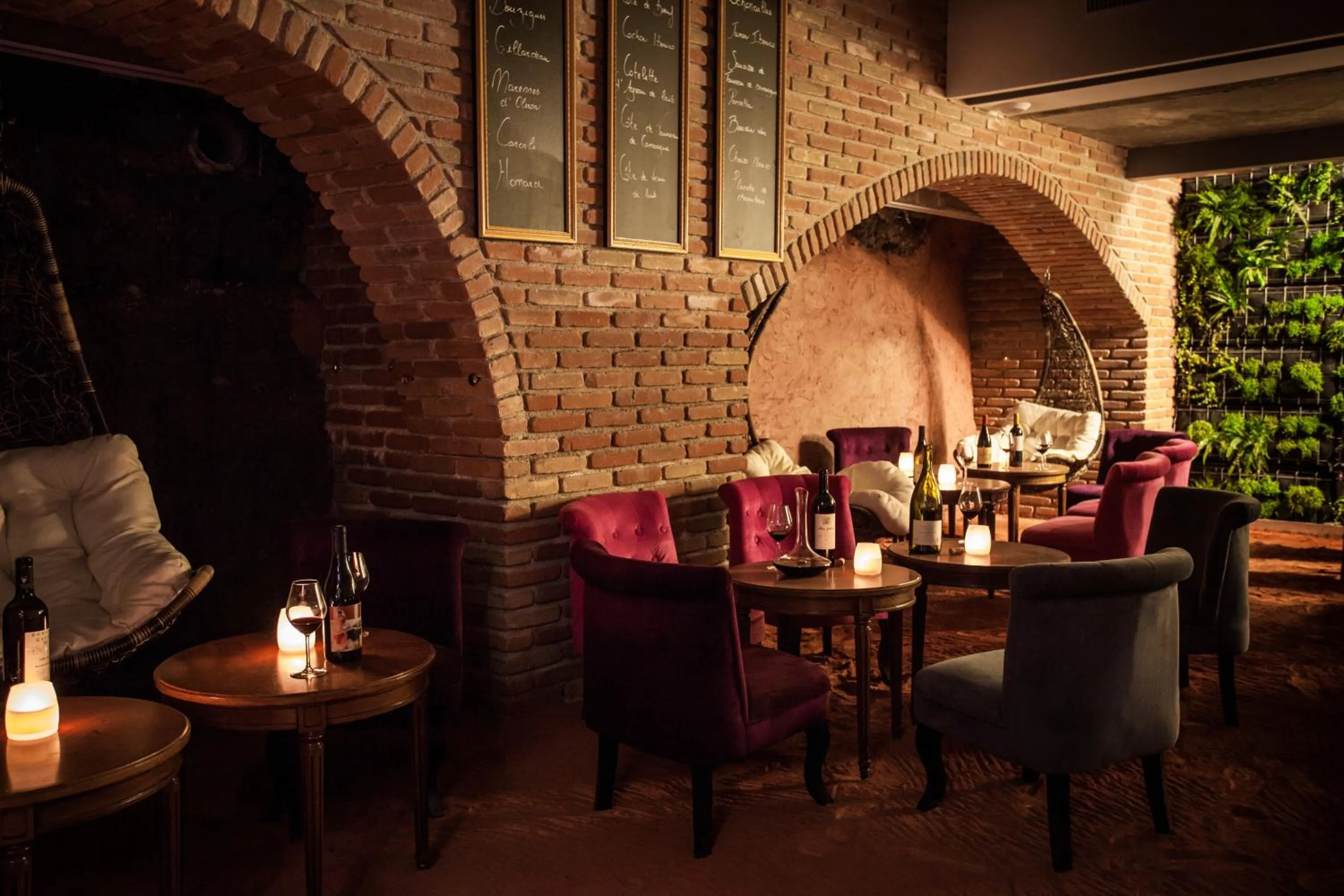 Restaurant/places to eat in HÔTEL C SUITES chambres spacieuses