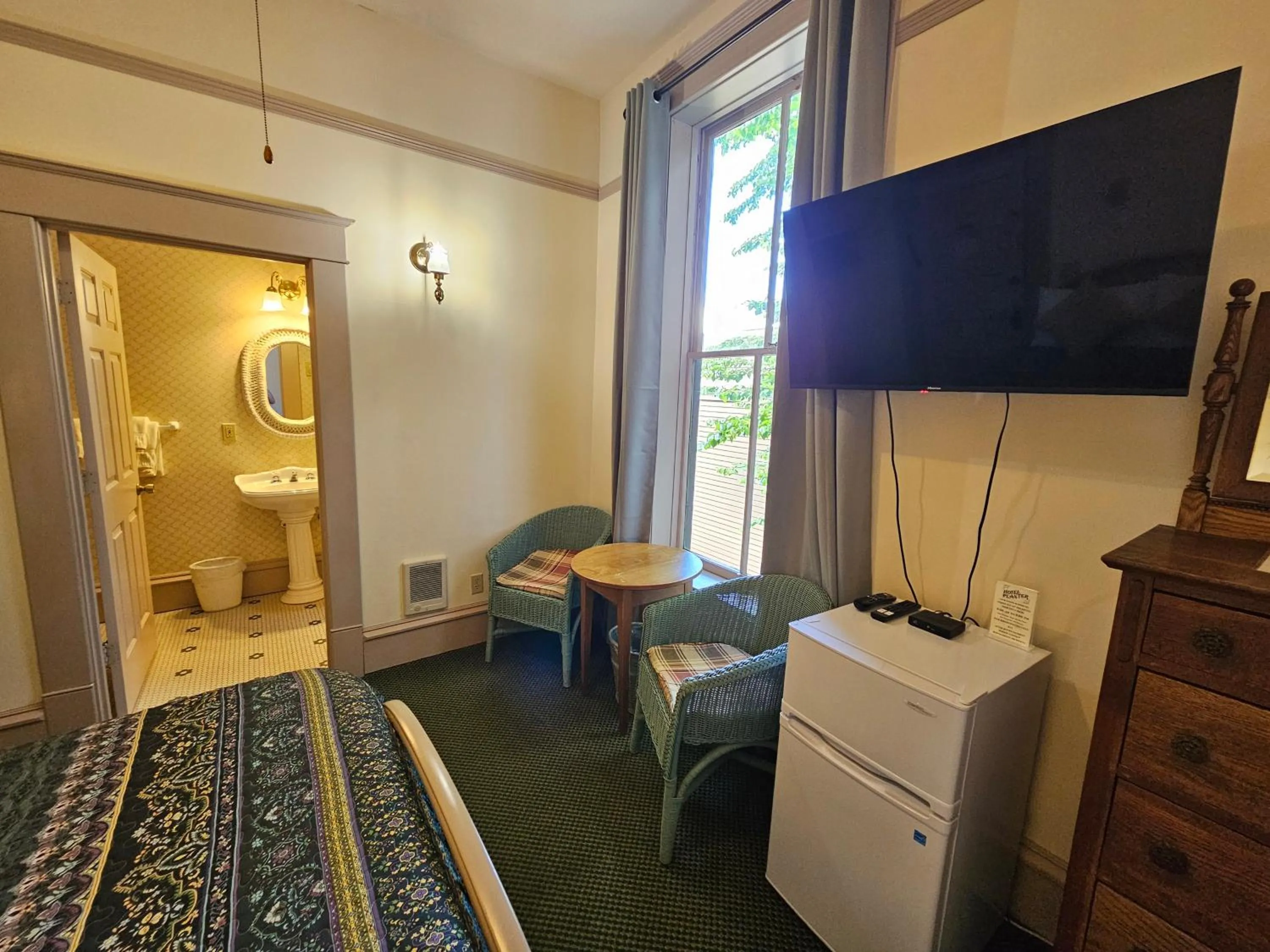 Seating area, Bed in Hotel Planter