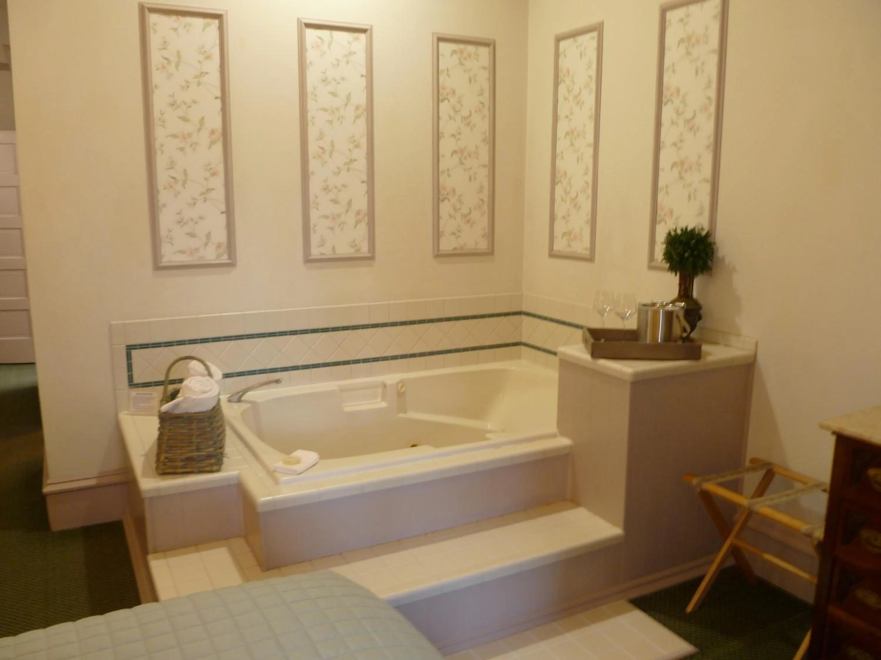 Hot Tub, Bed in Hotel Planter