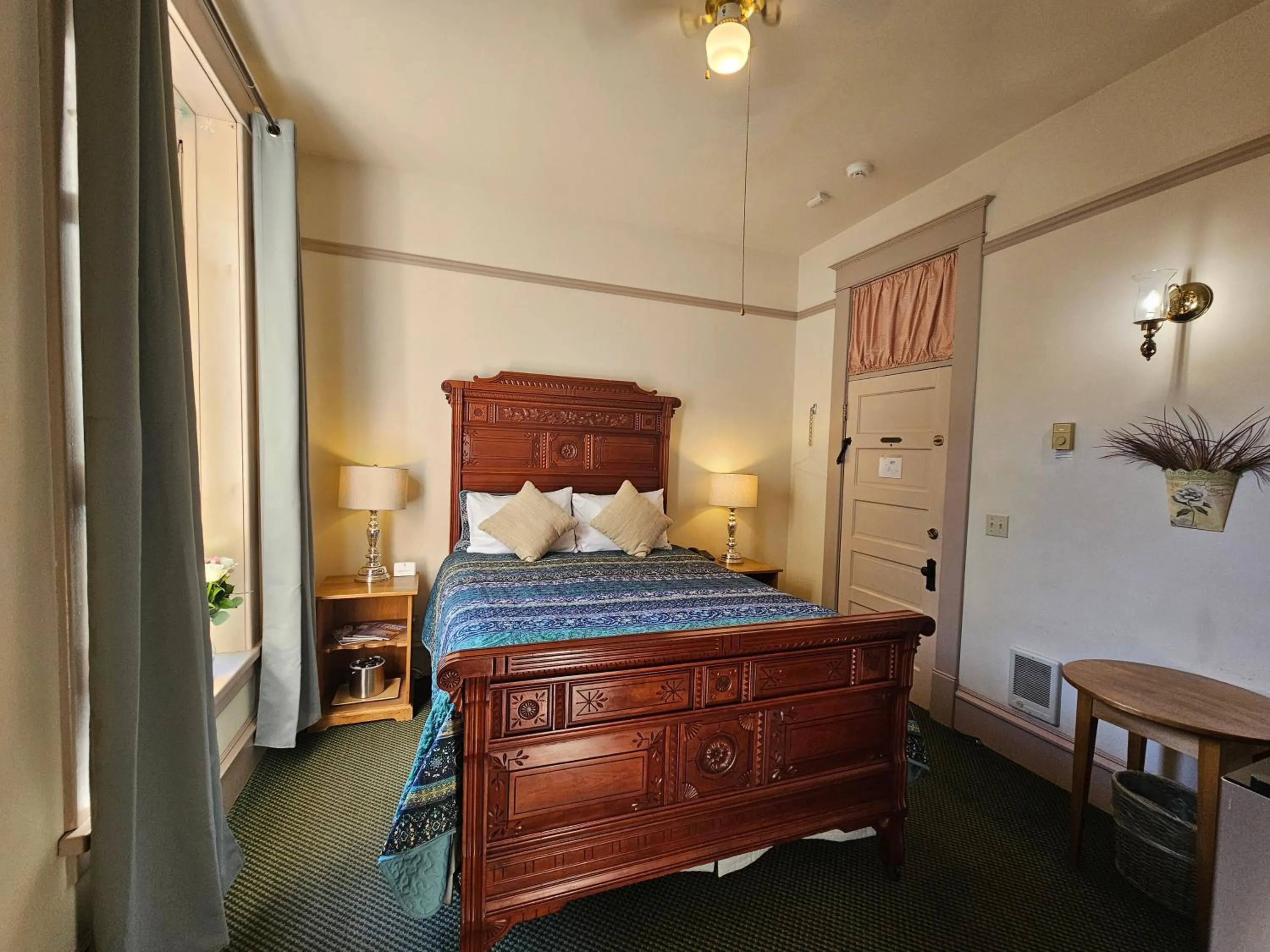 Bed in Hotel Planter