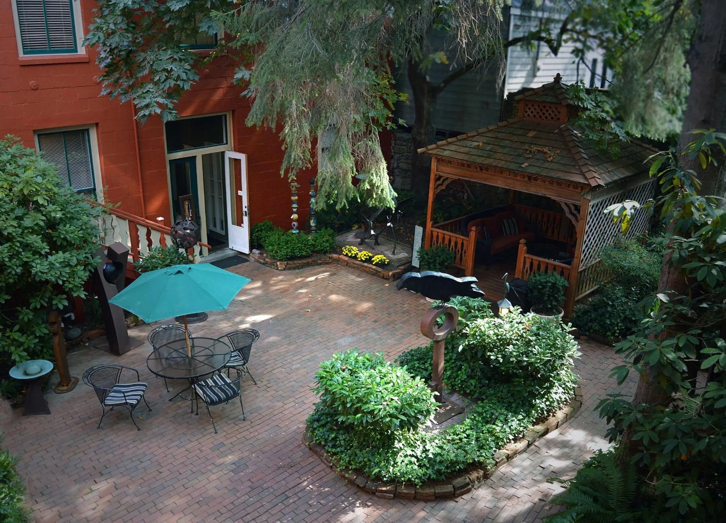 Property building in Hotel Planter