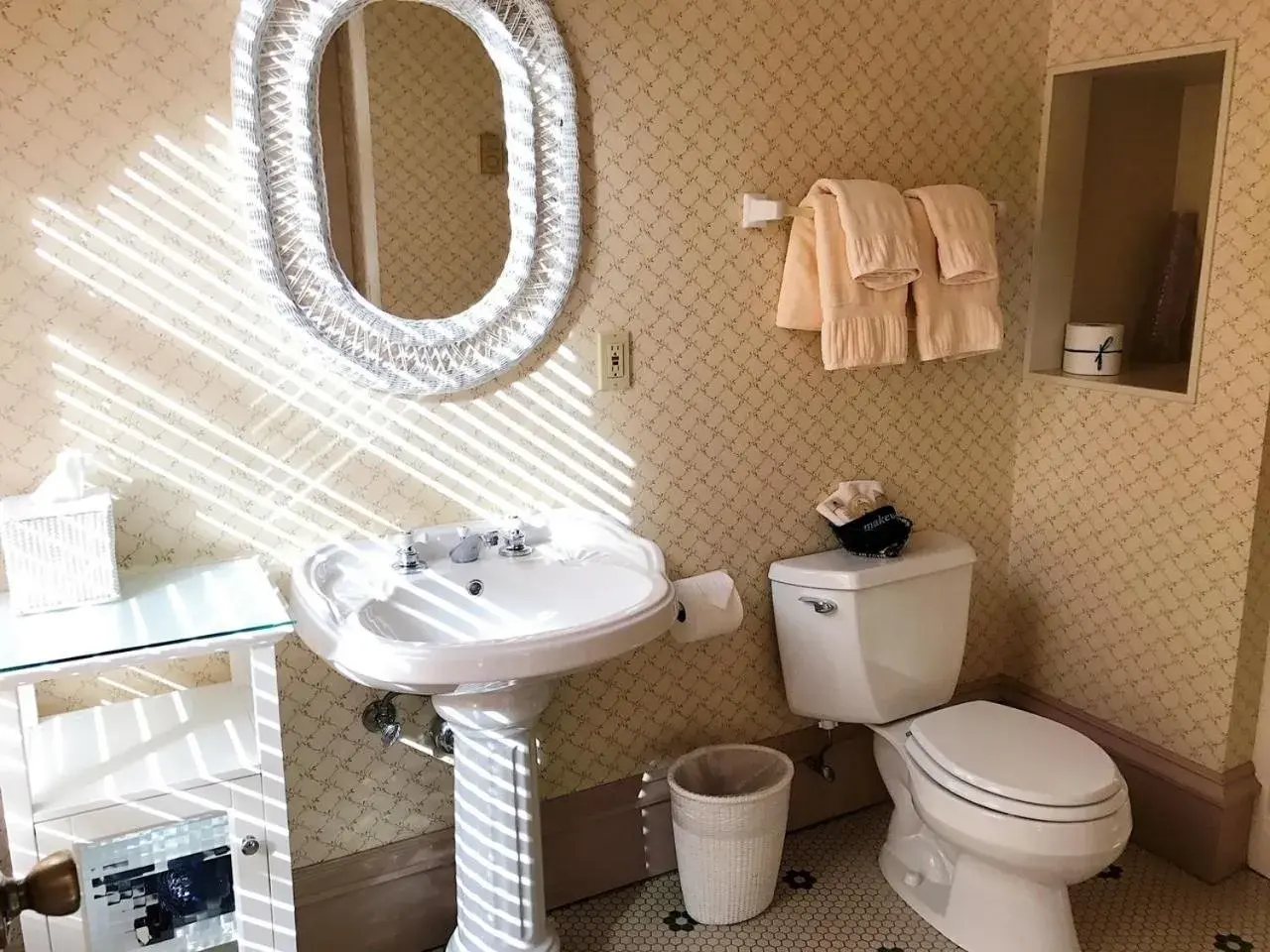 Queen Room in Hotel Planter Queen Room in Hotel Planter