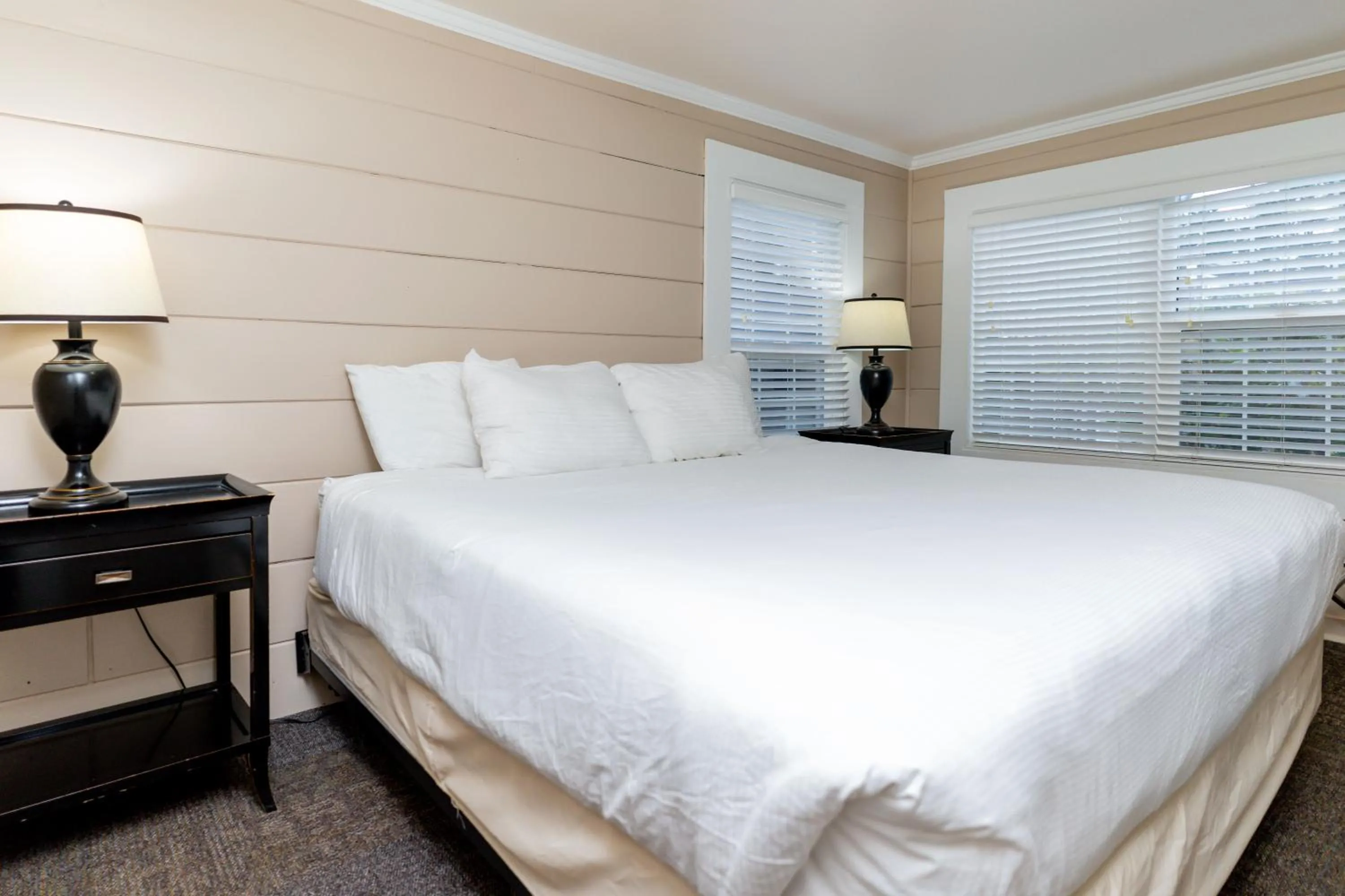 Bedroom, Bed in Ecola Creek Lodge