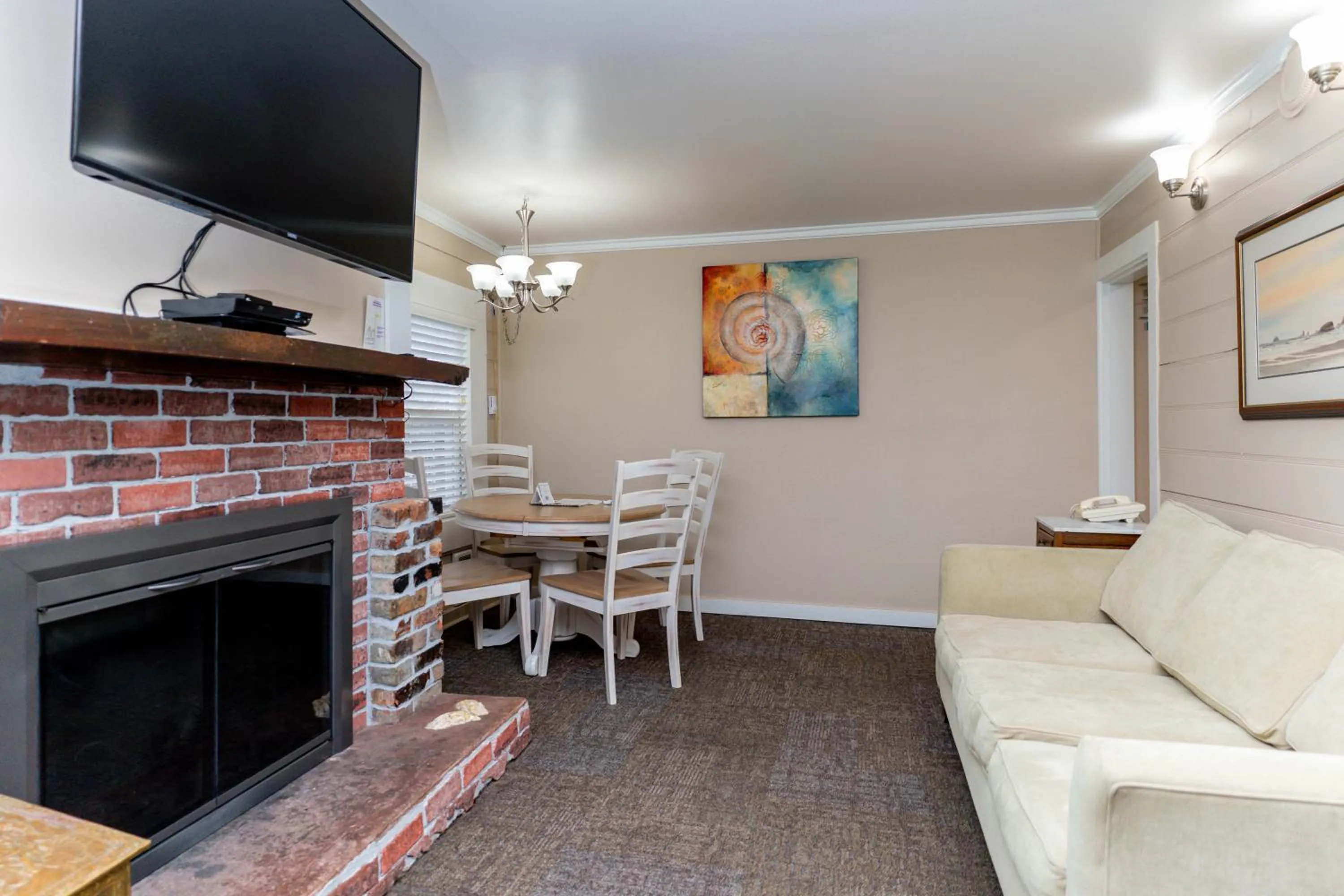 Living room in Ecola Creek Lodge