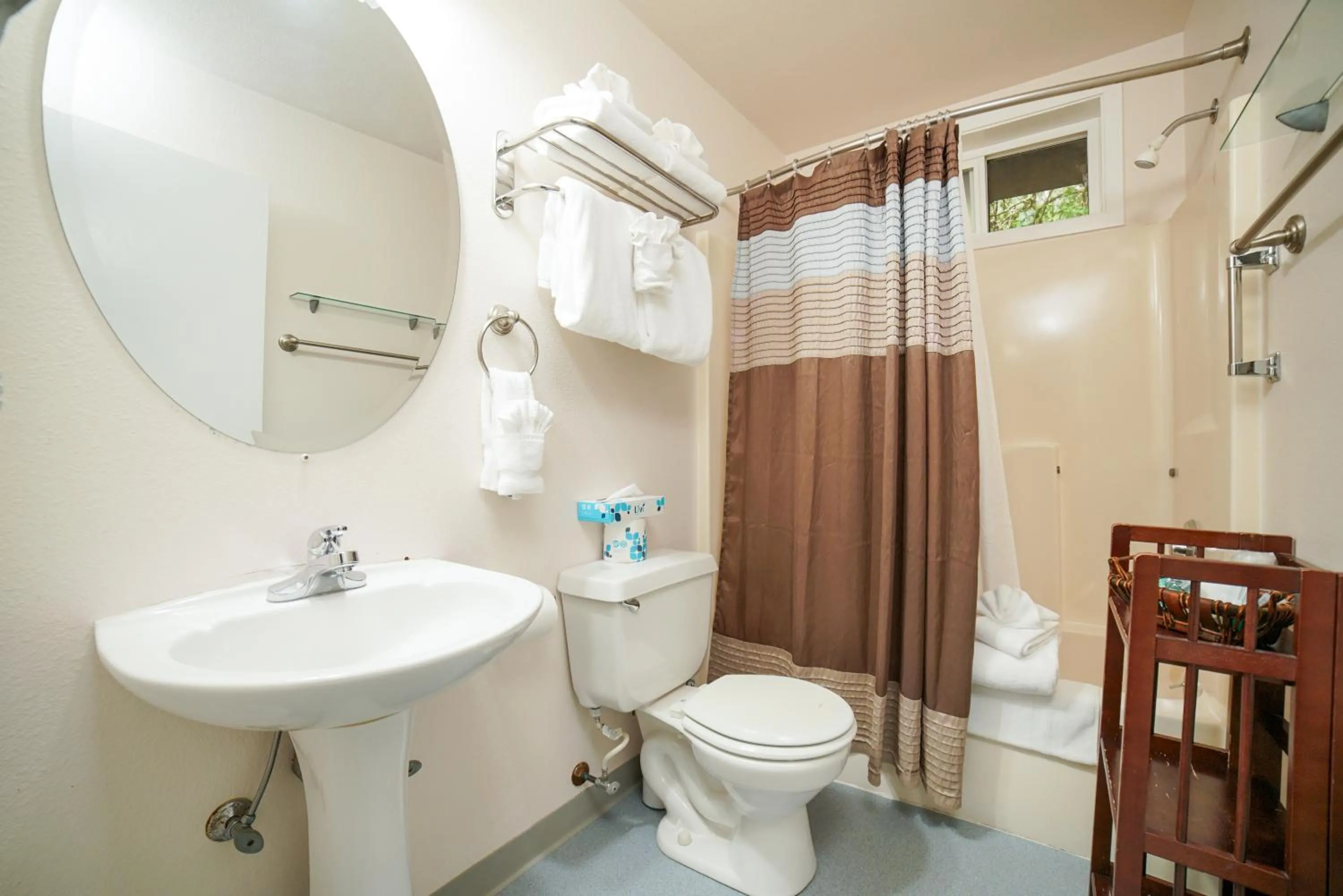 Bathroom in Ecola Creek Lodge