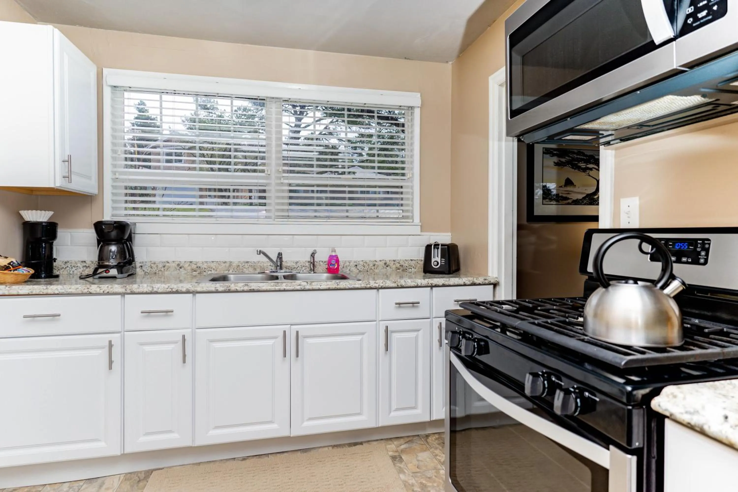Kitchen or kitchenette in Ecola Creek Lodge