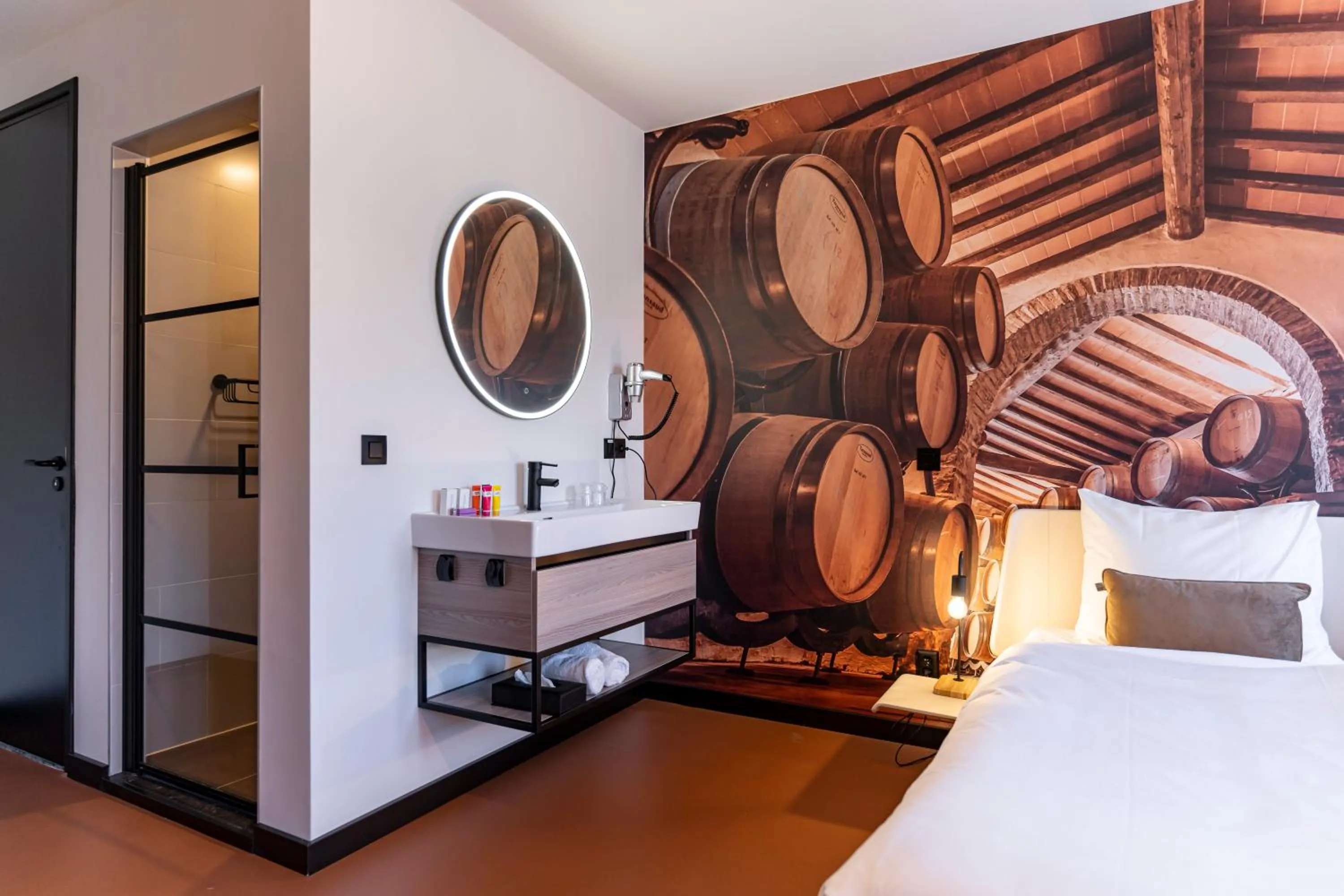 Photo of the whole room, Bed in Dormio Wijnhotel Valkenburg