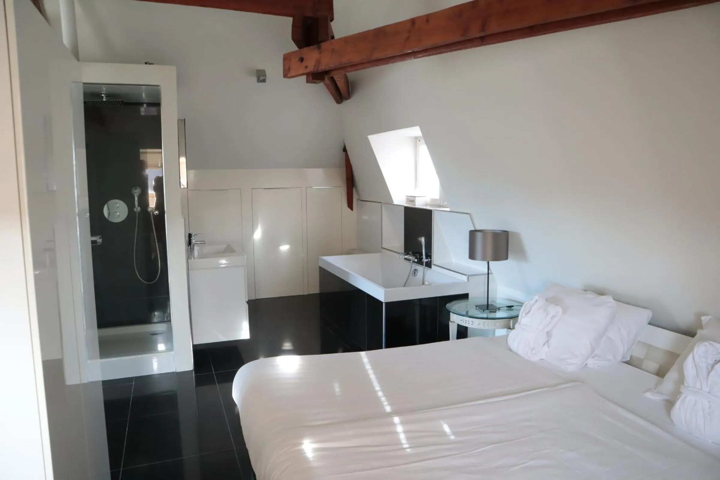 Bathroom, Bed in Dormio Wijnhotel Valkenburg