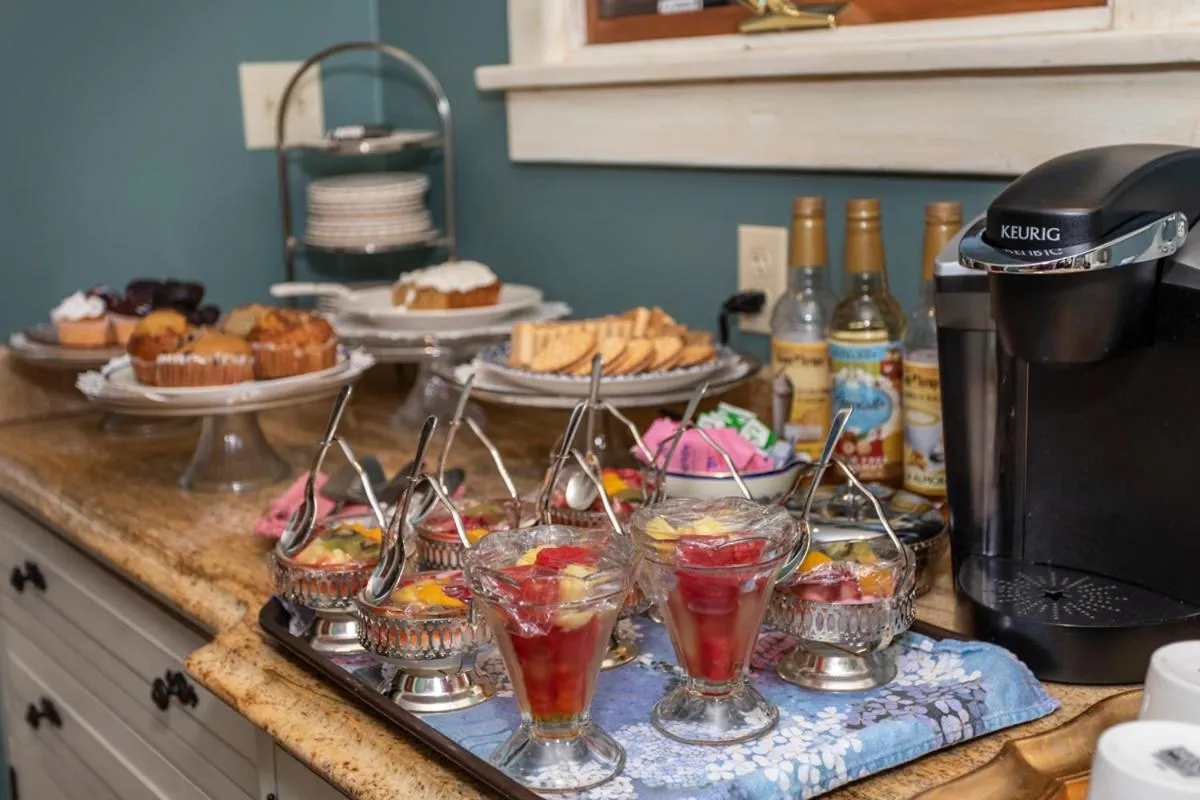 South Broadway Manor B&B - Near Fallingwater, Ohiopyle State Park, Hiking & Biking trails GAP