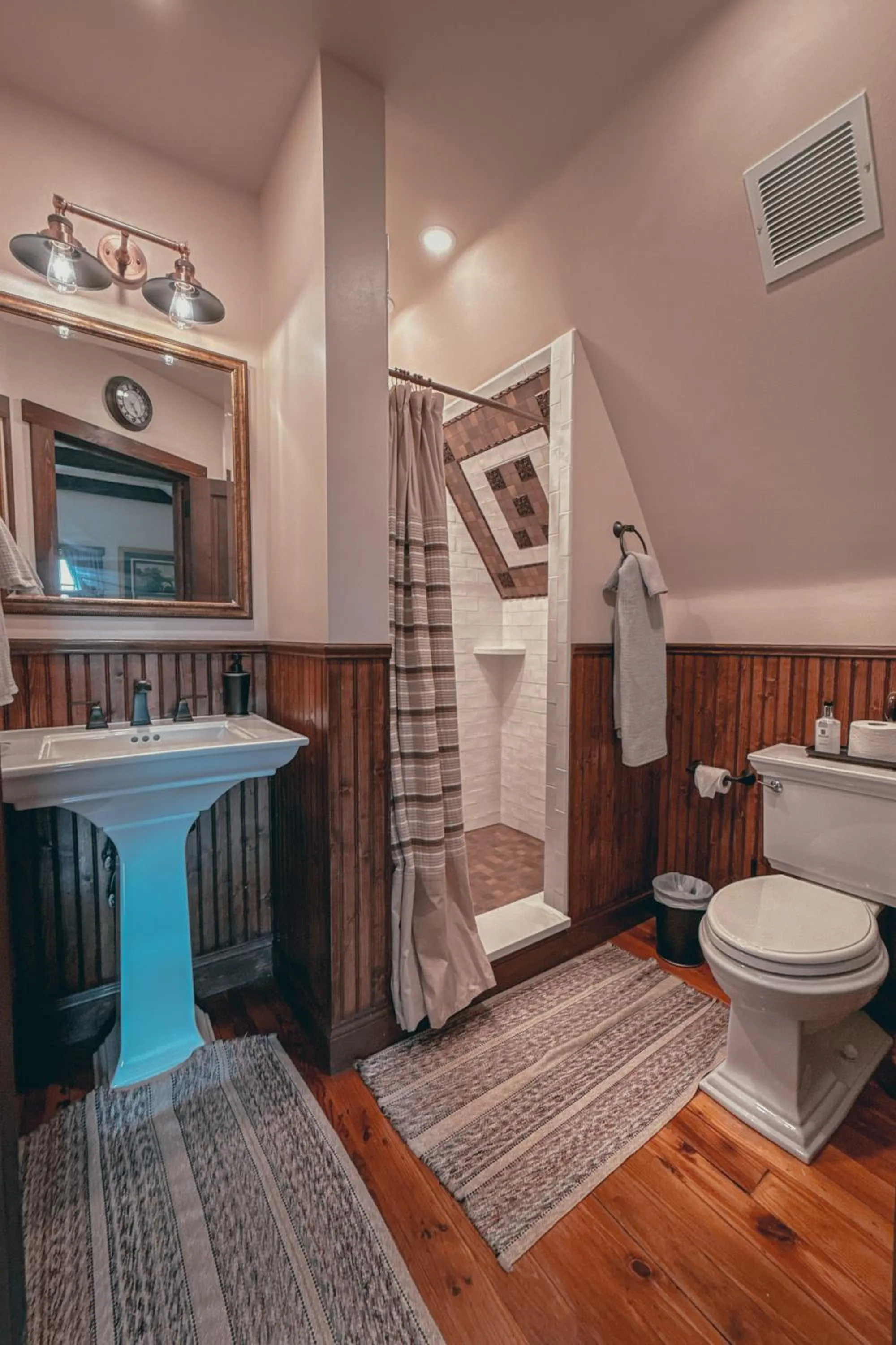 Bathroom in South Broadway Manor B&B - Near Fallingwater, Ohiopyle State Park, Hiking & Biking trails GAP