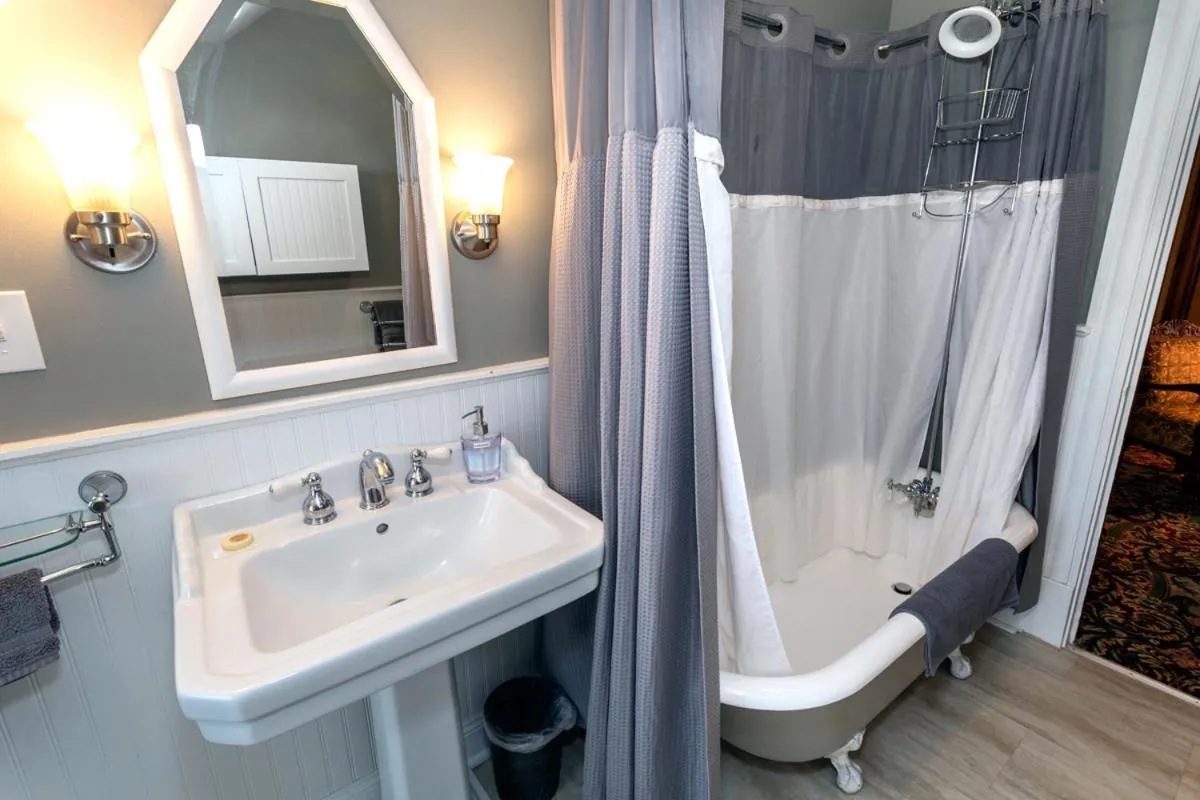 South Broadway Manor B&B - Near Fallingwater, Ohiopyle State Park, Hiking & Biking trails GAP