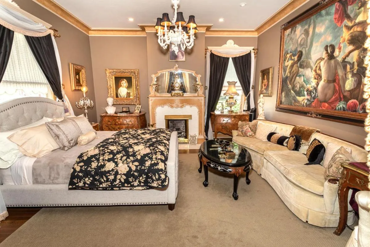 Bed in South Broadway Manor B&B - Near Fallingwater, Ohiopyle State Park, Hiking & Biking trails GAP