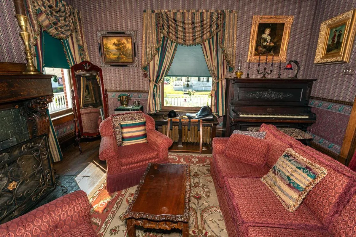 South Broadway Manor B&B - Near Fallingwater, Ohiopyle State Park, Hiking & Biking trails GAP