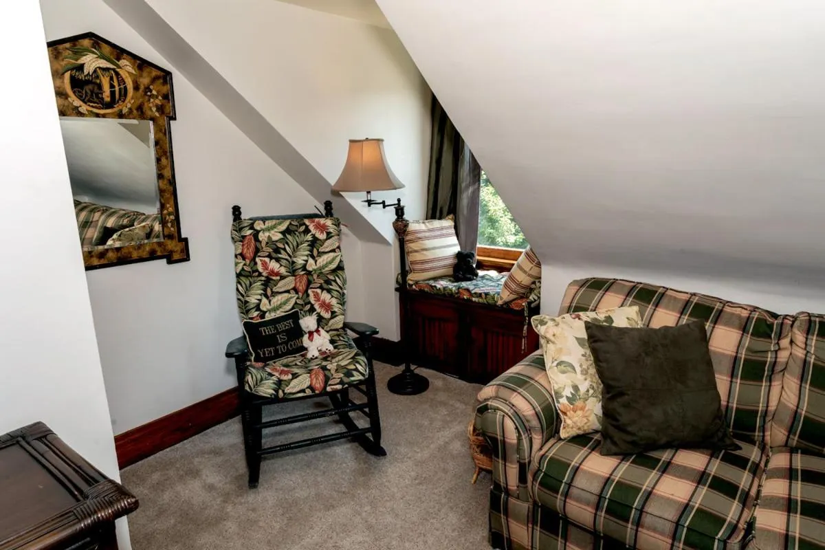 South Broadway Manor B&B - Near Fallingwater, Ohiopyle State Park, Hiking & Biking trails GAP