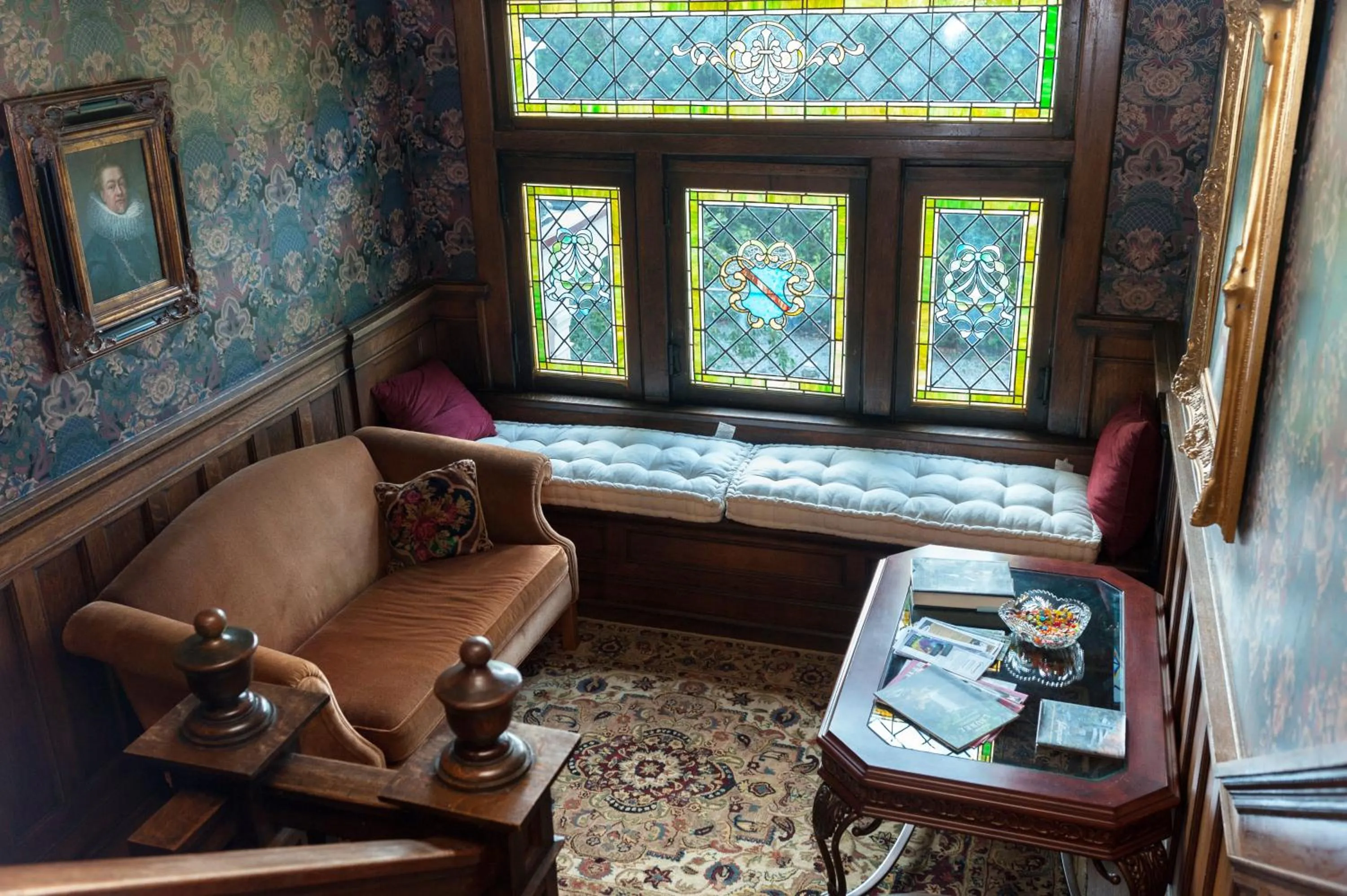 Seating area, Bed in South Broadway Manor B&B - Near Fallingwater, Ohiopyle State Park, Hiking & Biking trails GAP