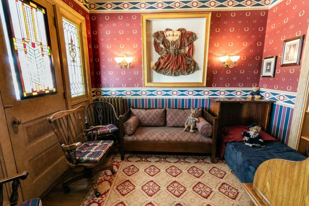 South Broadway Manor B&B - Near Fallingwater, Ohiopyle State Park, Hiking & Biking trails GAP