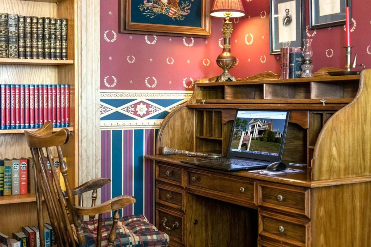 South Broadway Manor B&B - Near Fallingwater, Ohiopyle State Park, Hiking & Biking trails GAP