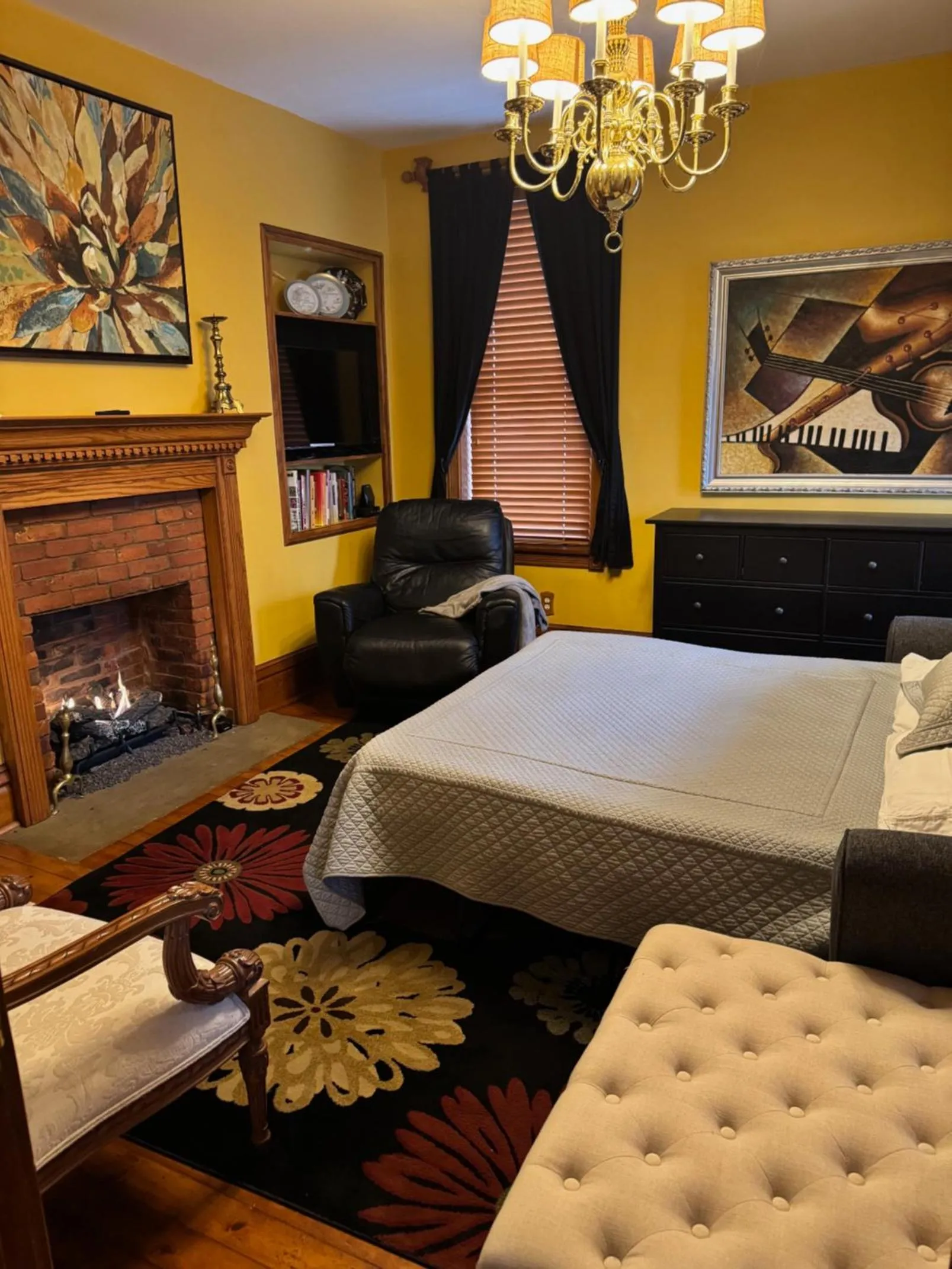 Bed in South Broadway Manor B&B - Near Fallingwater, Ohiopyle State Park, Hiking & Biking trails GAP