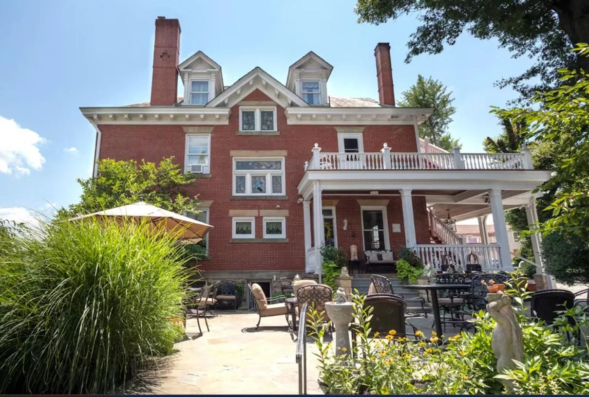 Restaurant/places to eat in South Broadway Manor B&B - Near Fallingwater, Ohiopyle State Park, Hiking & Biking trails GAP