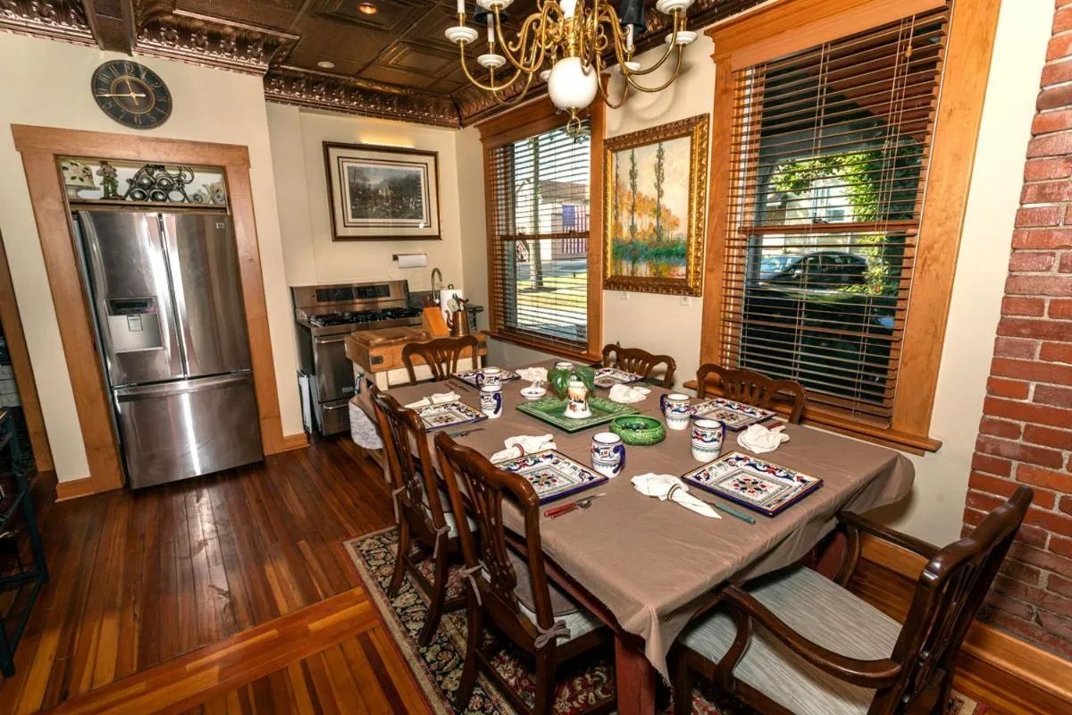 South Broadway Manor B&B - Near Fallingwater, Ohiopyle State Park, Hiking & Biking trails GAP