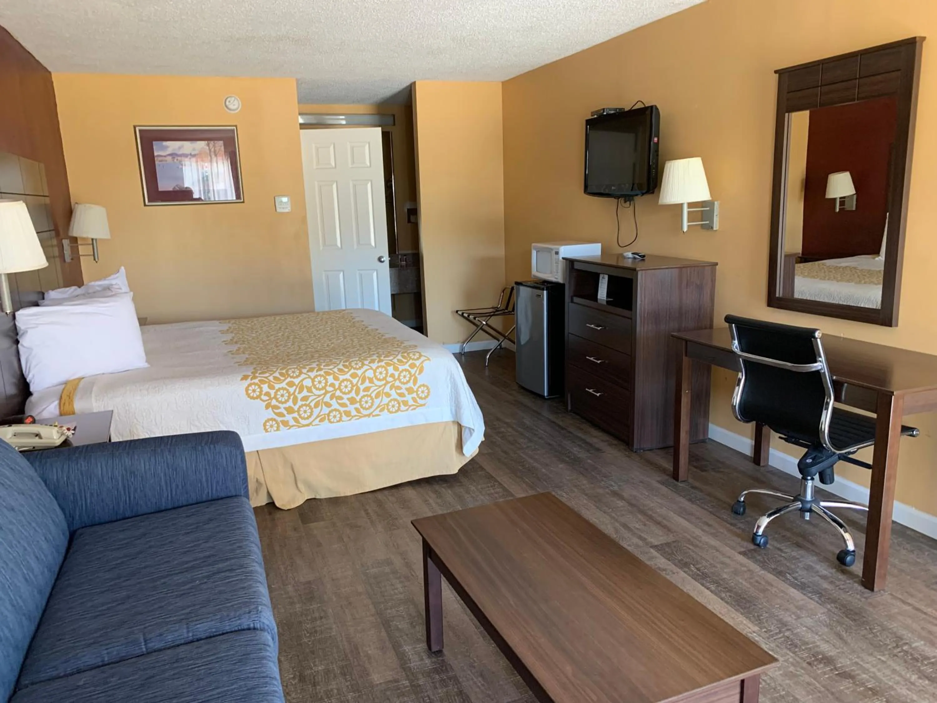 Bed in Days Inn by Wyndham Clinton