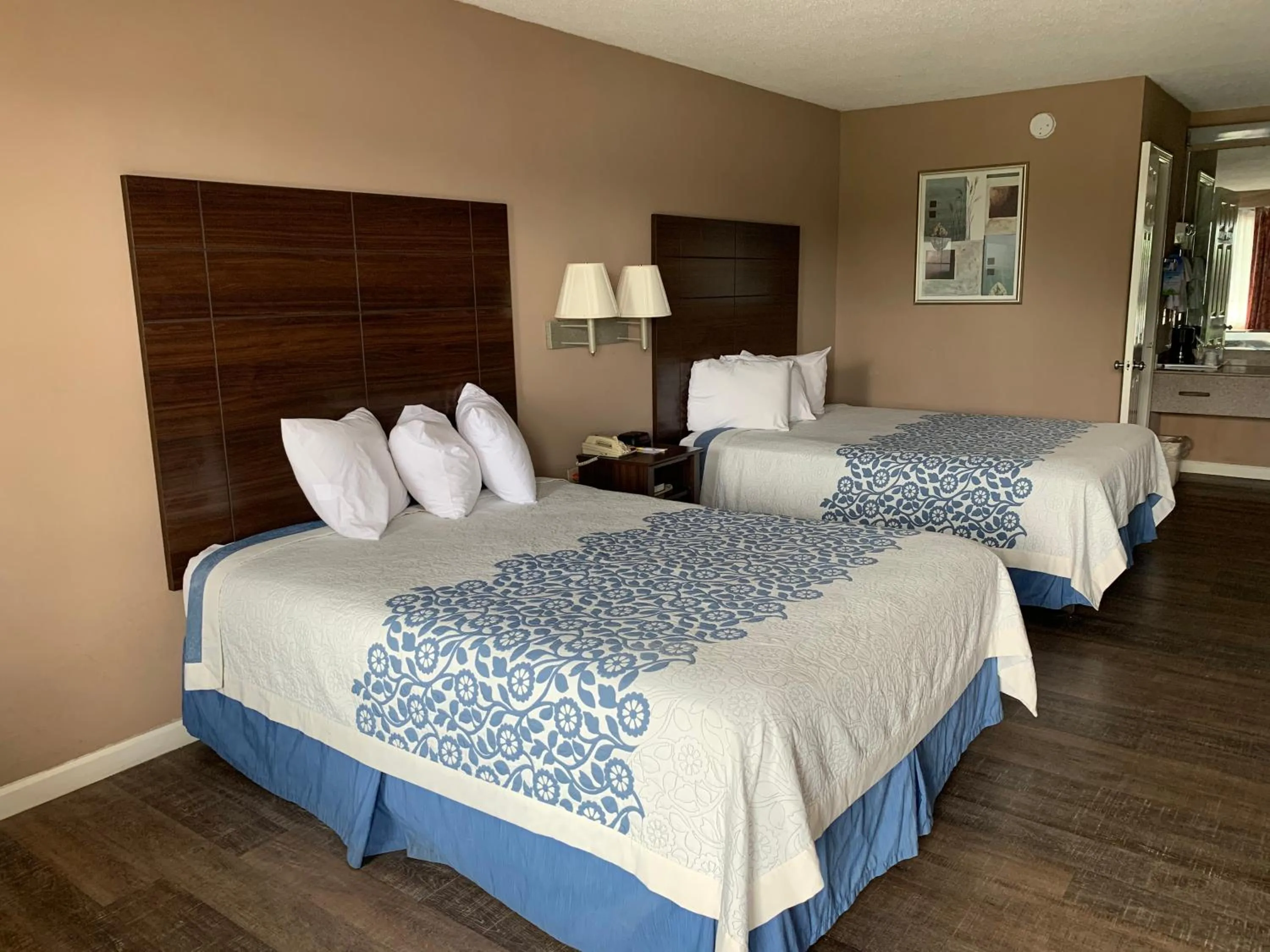 Bed in Days Inn by Wyndham Clinton