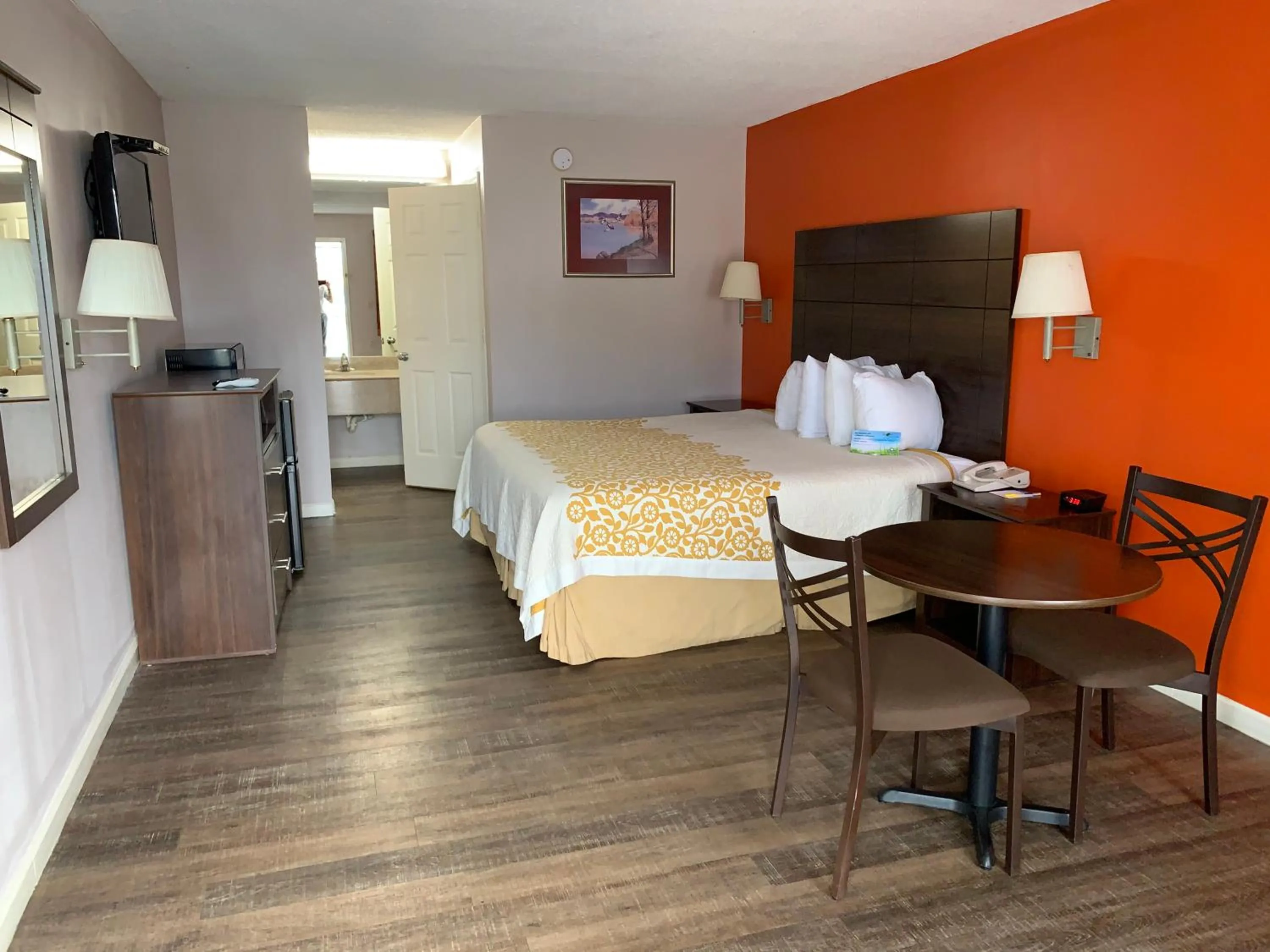 Bed in Days Inn by Wyndham Clinton