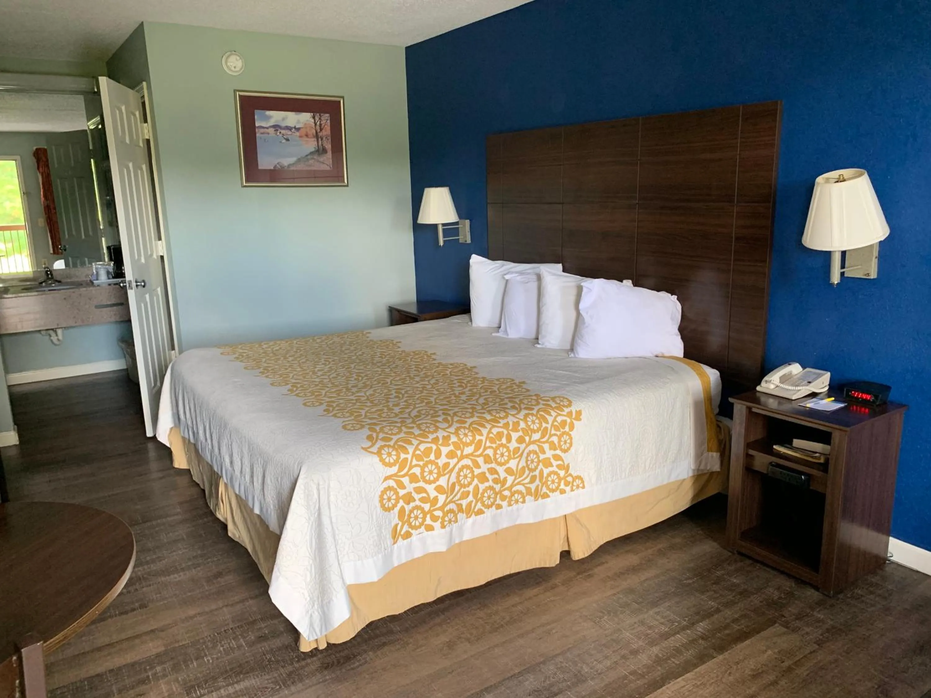 Bed in Days Inn by Wyndham Clinton