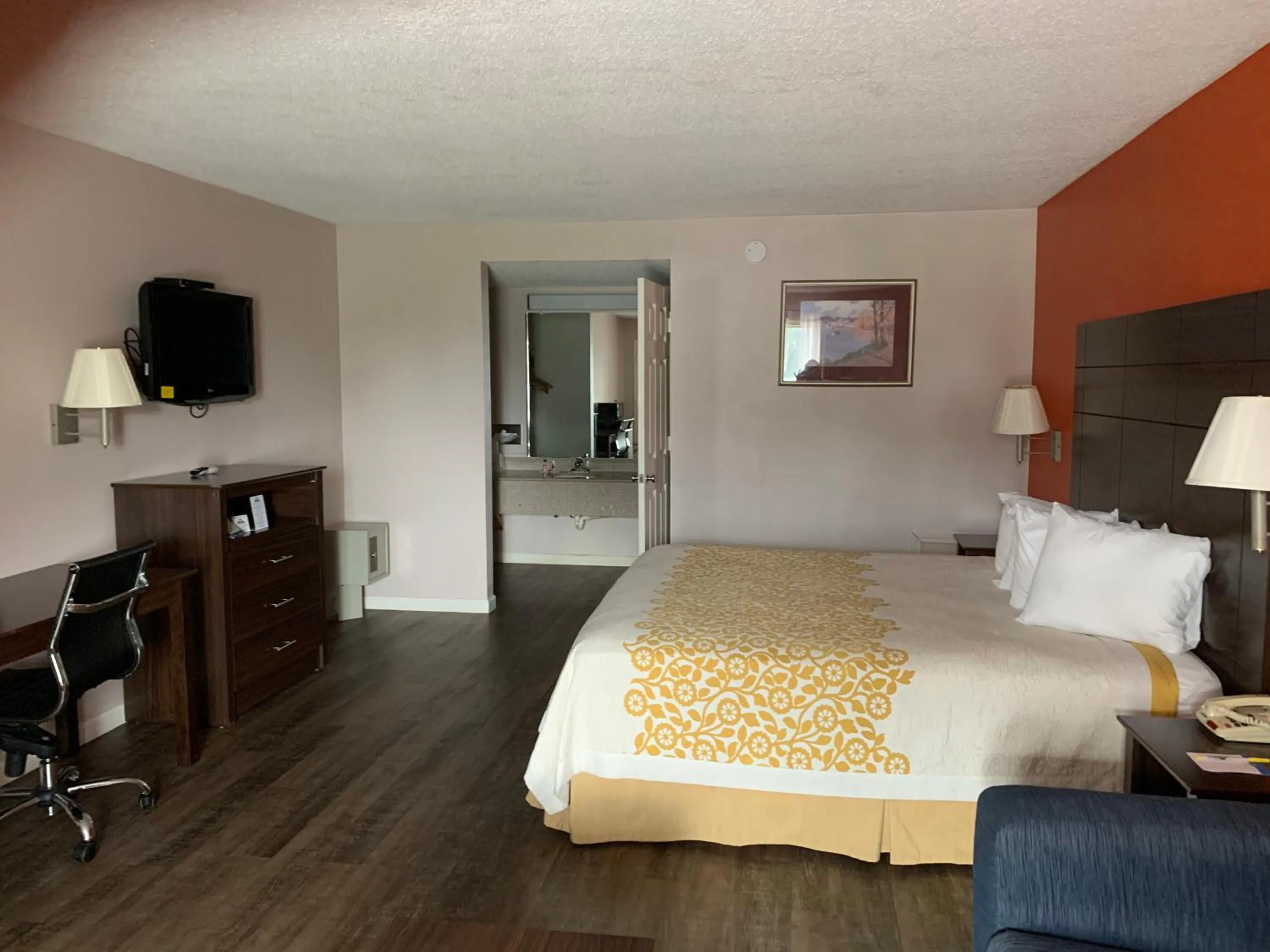 Bed in Days Inn by Wyndham Clinton